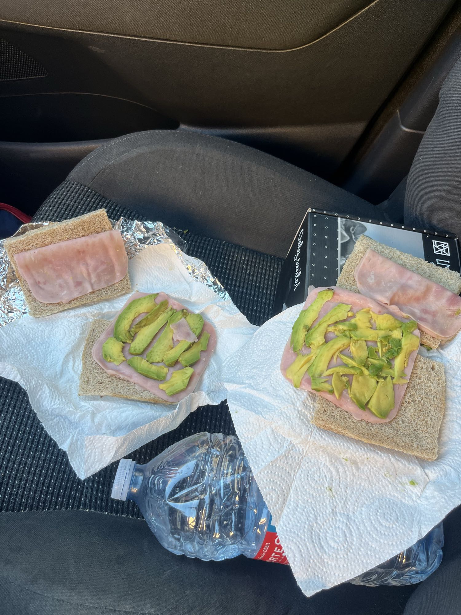 Sándwich de jamón y aguacate