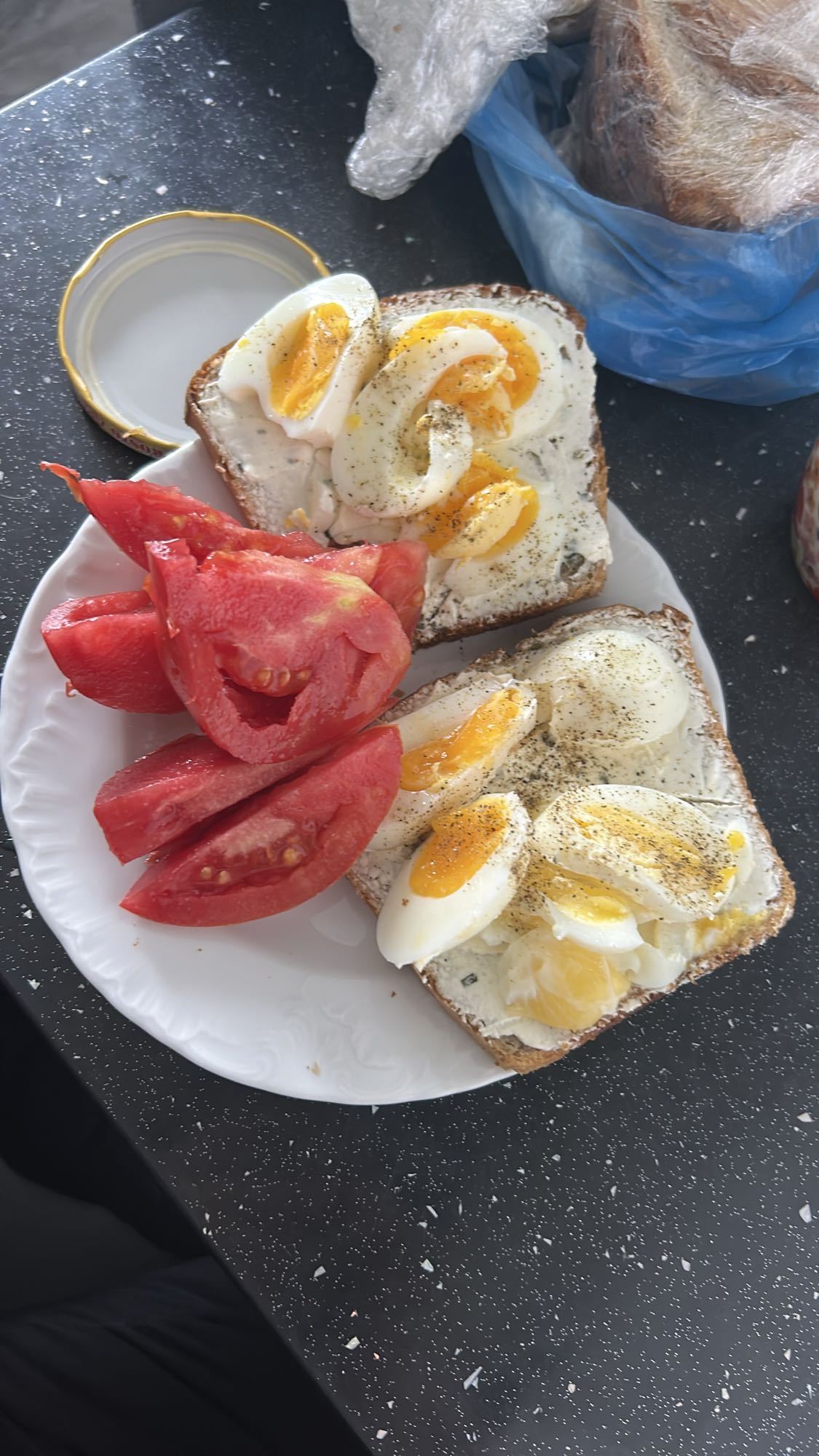 Kanapki z jajkiem i pomidorem