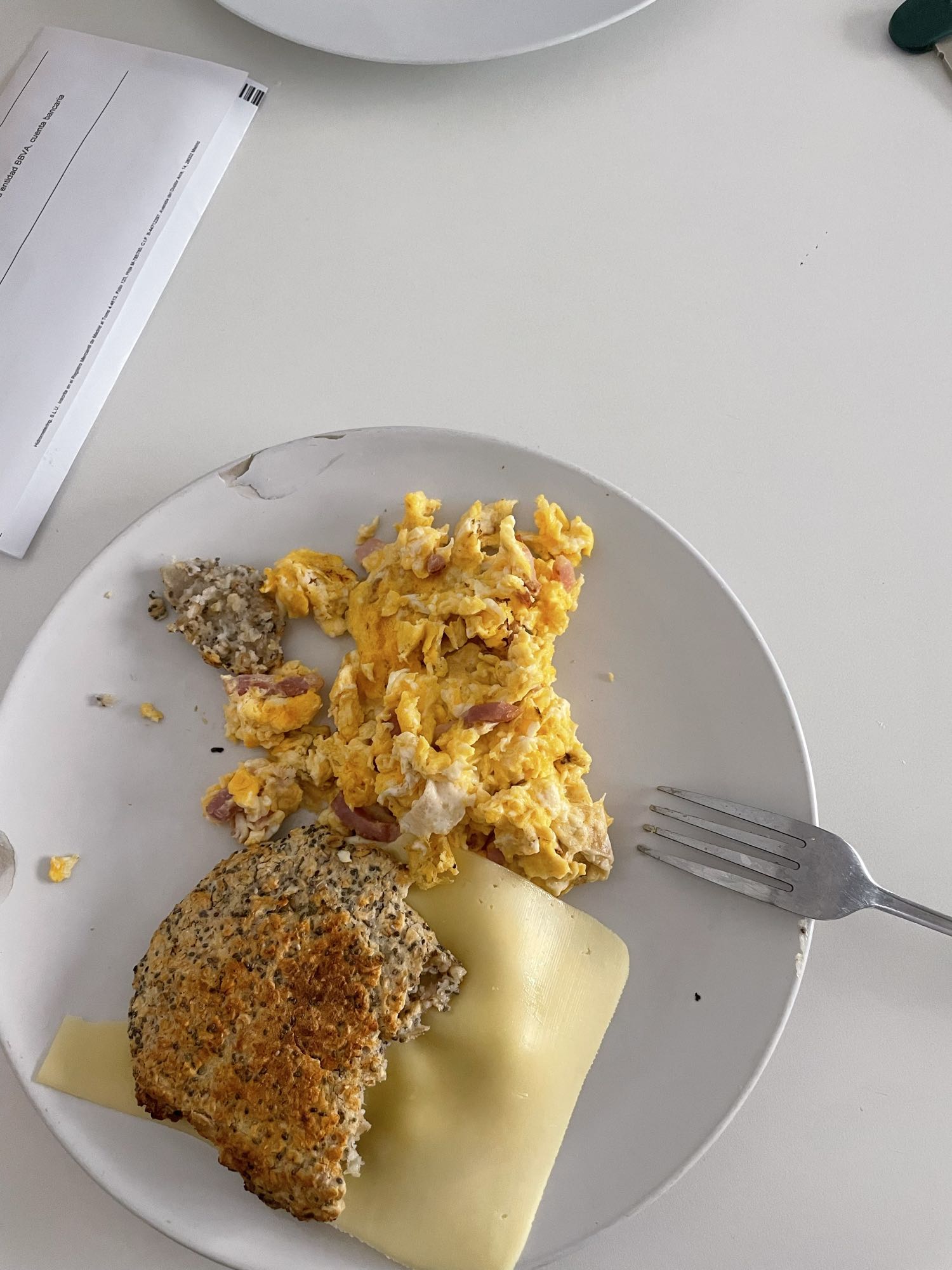 Huevos revueltos y pan