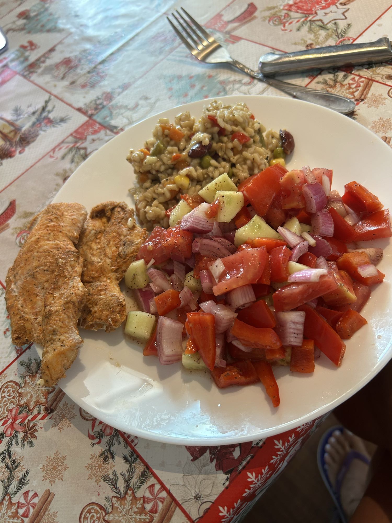 Piept de pui la cuptor cu orez brun și salată de legume