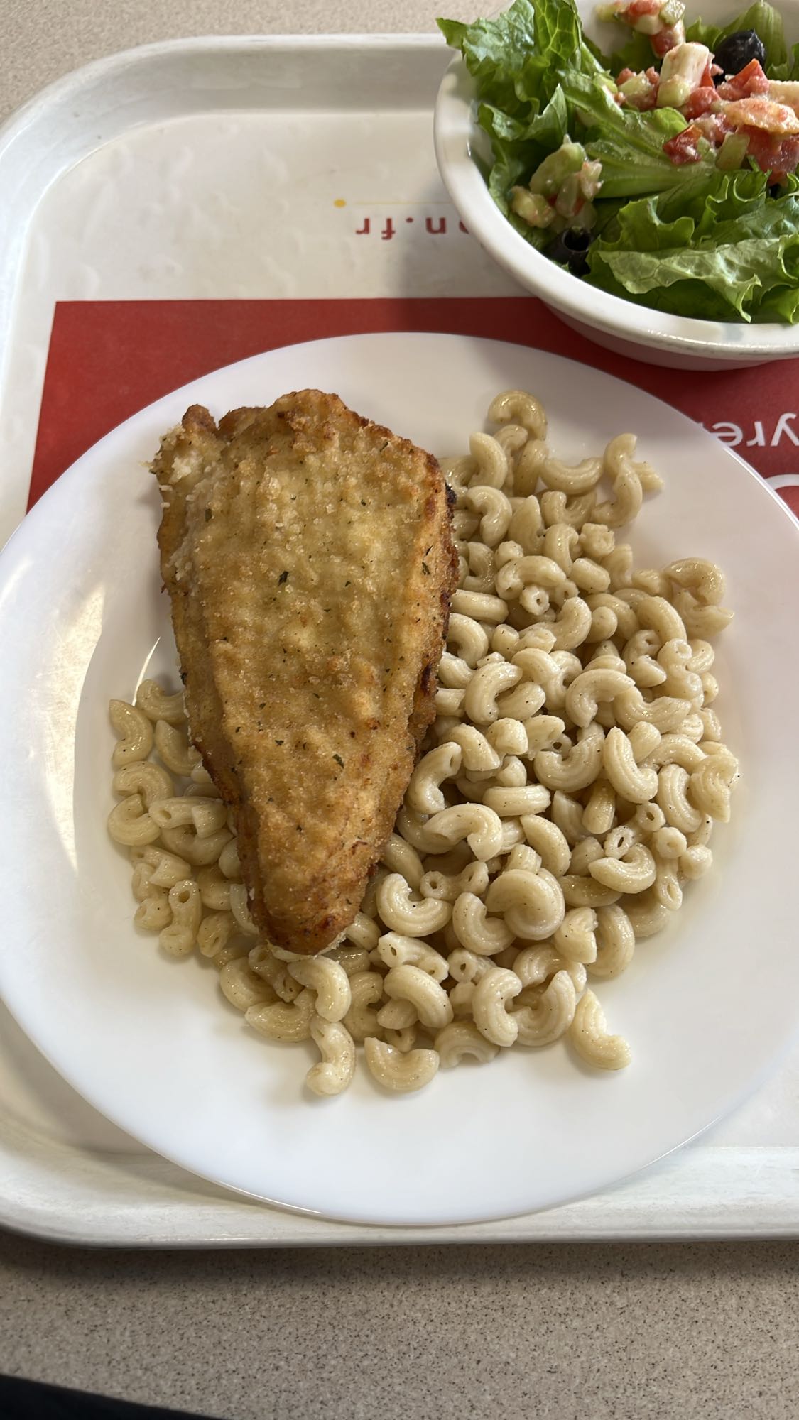 Poisson pané, pattes, salade