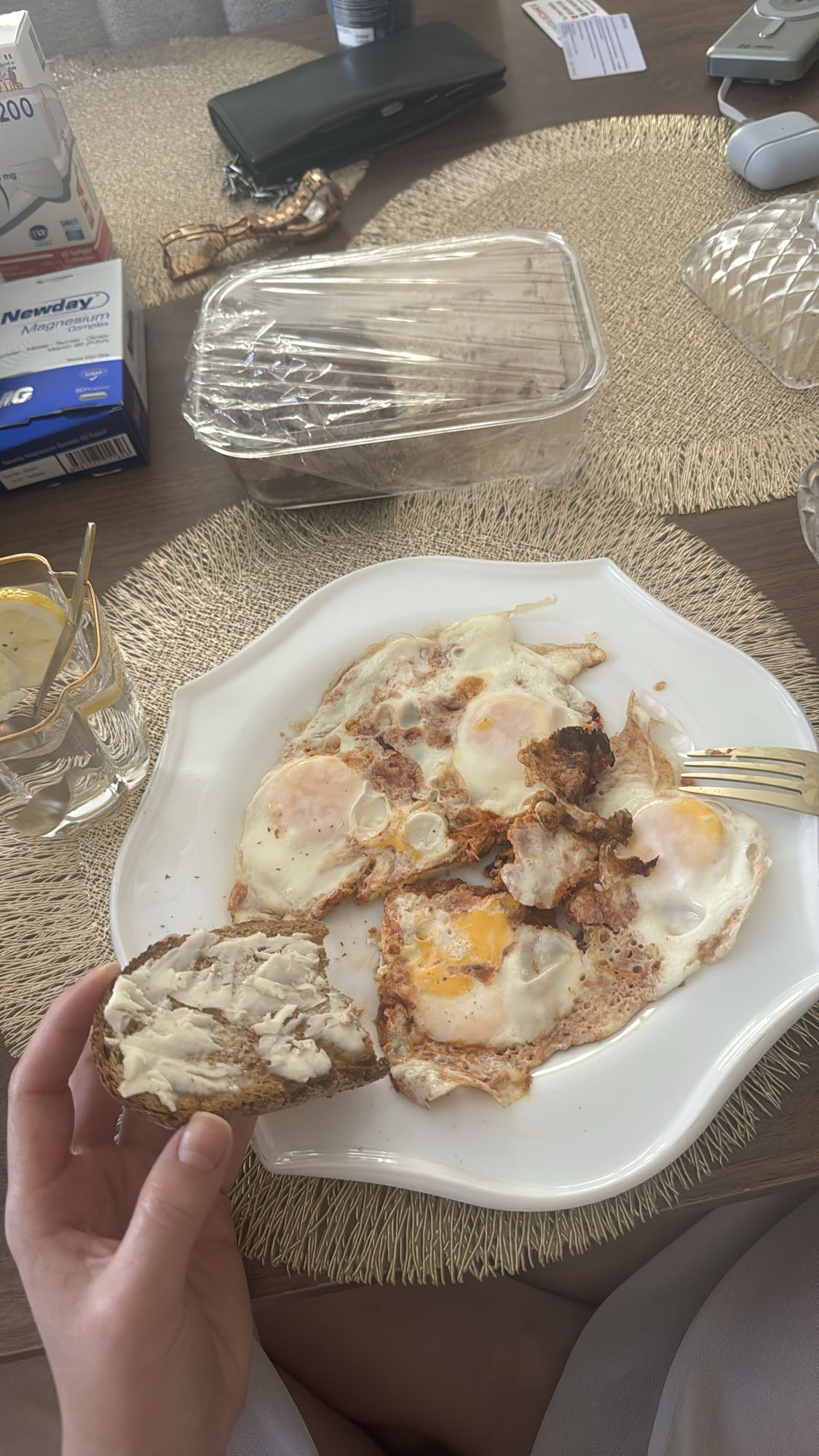 Яичница без масла с цельнозерновым хлебом