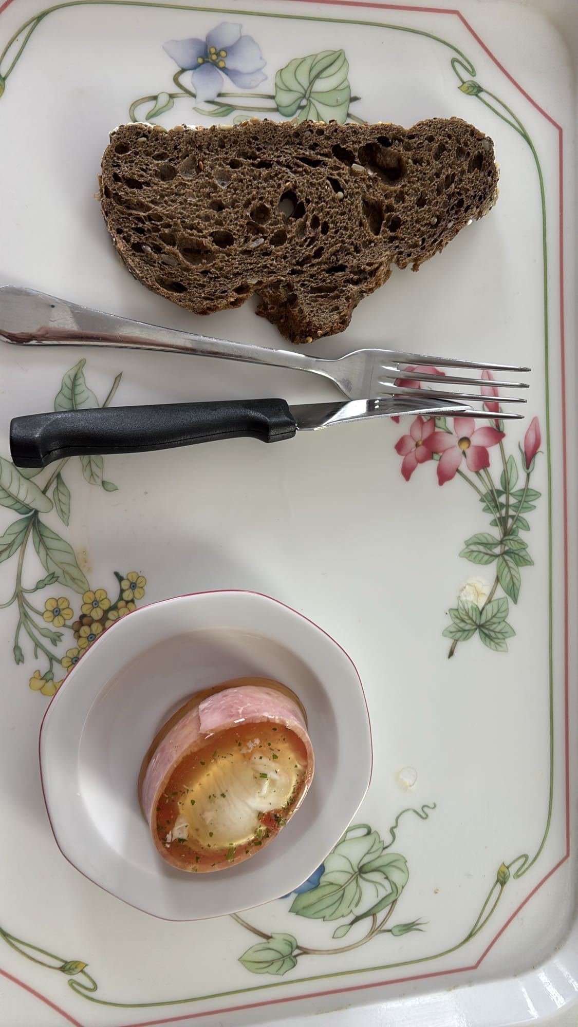 Pain noir et oeuf jambon