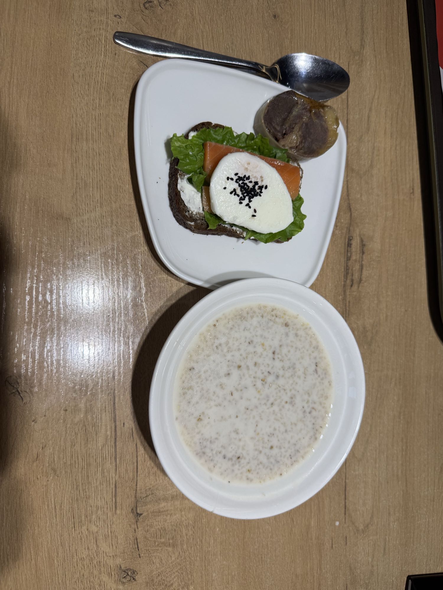 Овсянка и тост с лососем