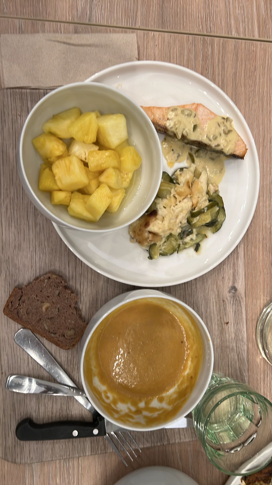 Déjeuner saumon et légumes