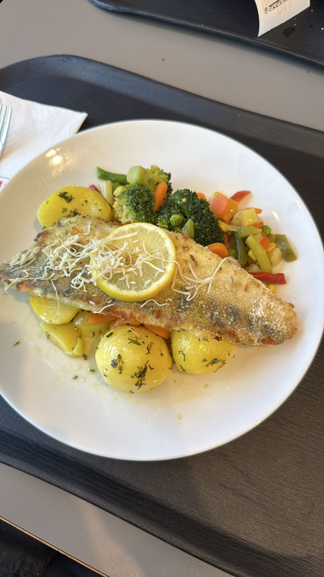 Gebratener Fisch mit Gemüse