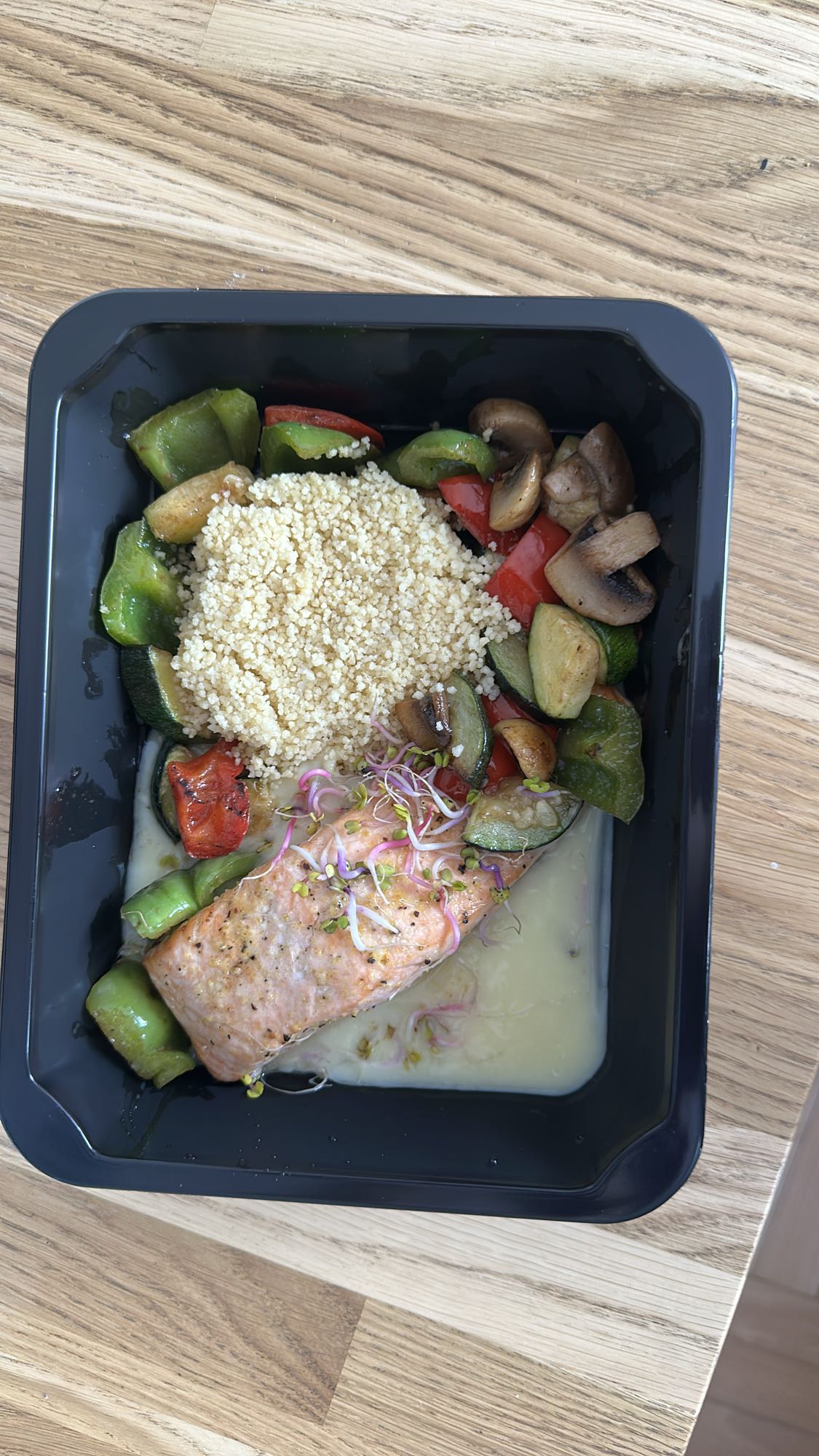 Łosoś z warzywami i kaszą