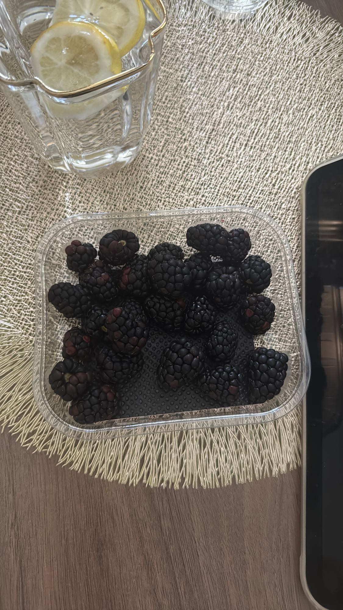 ежевика и лимонная вода