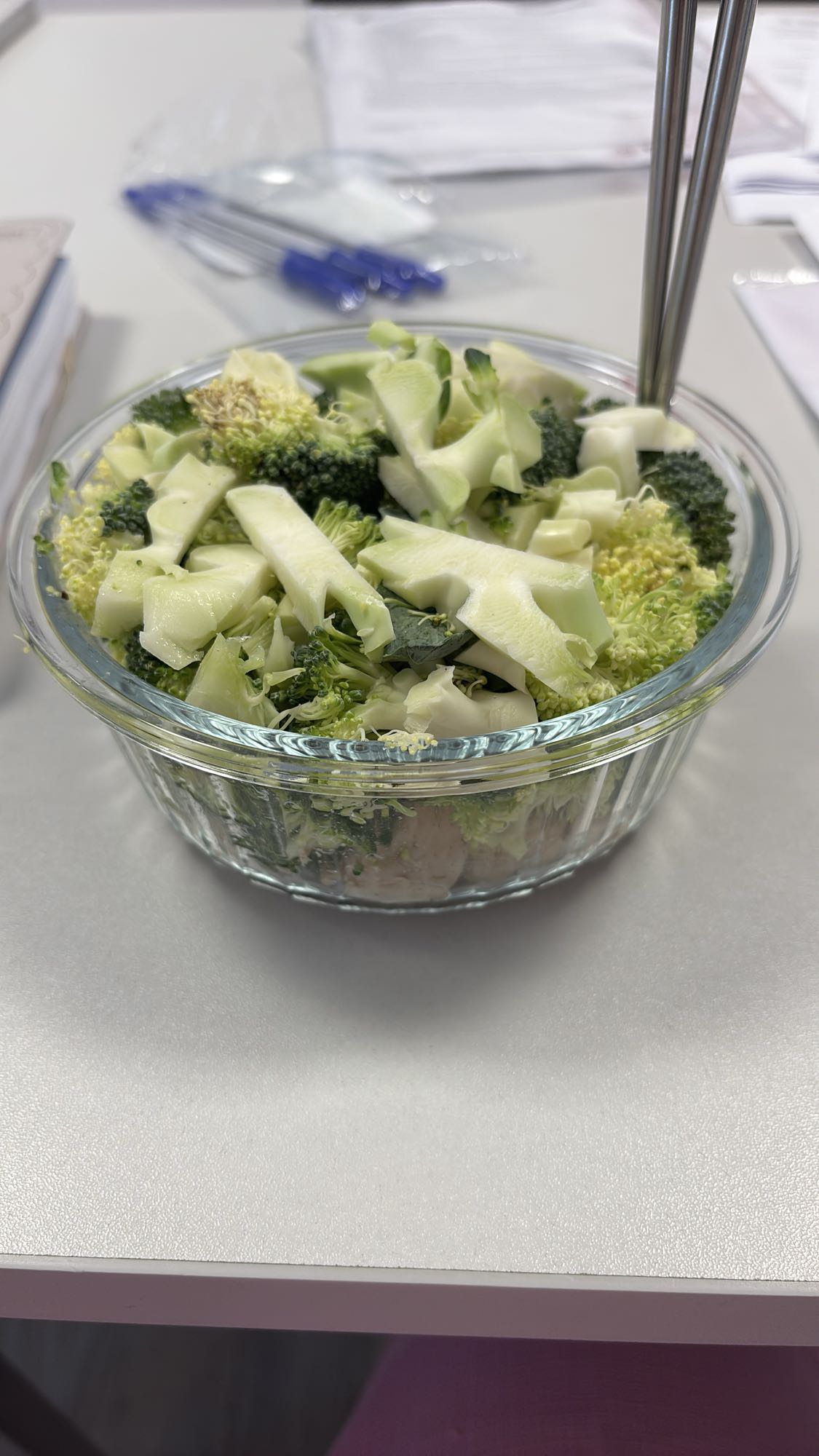 Sałatka z brokułem i kurczakiem