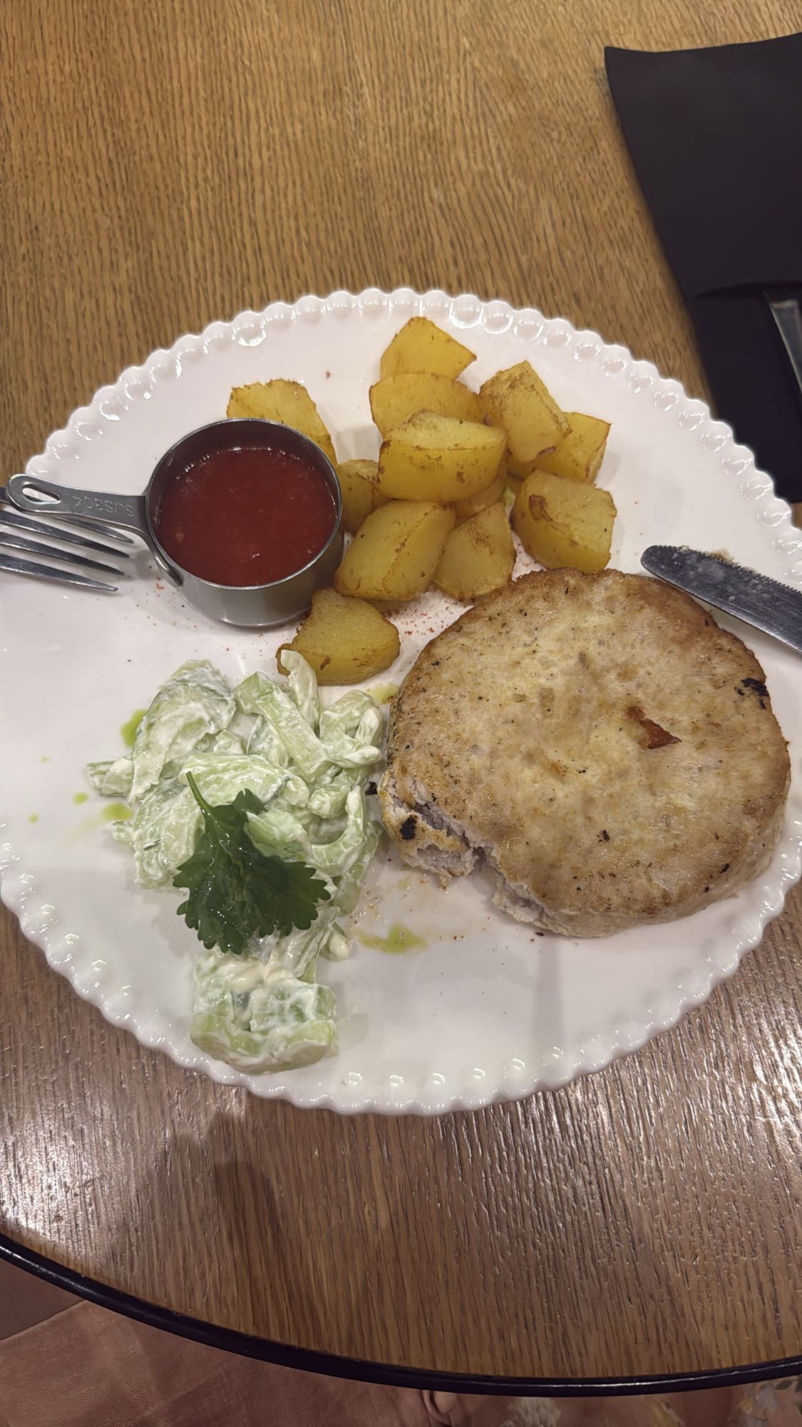 Котлета с картофелем и салатом