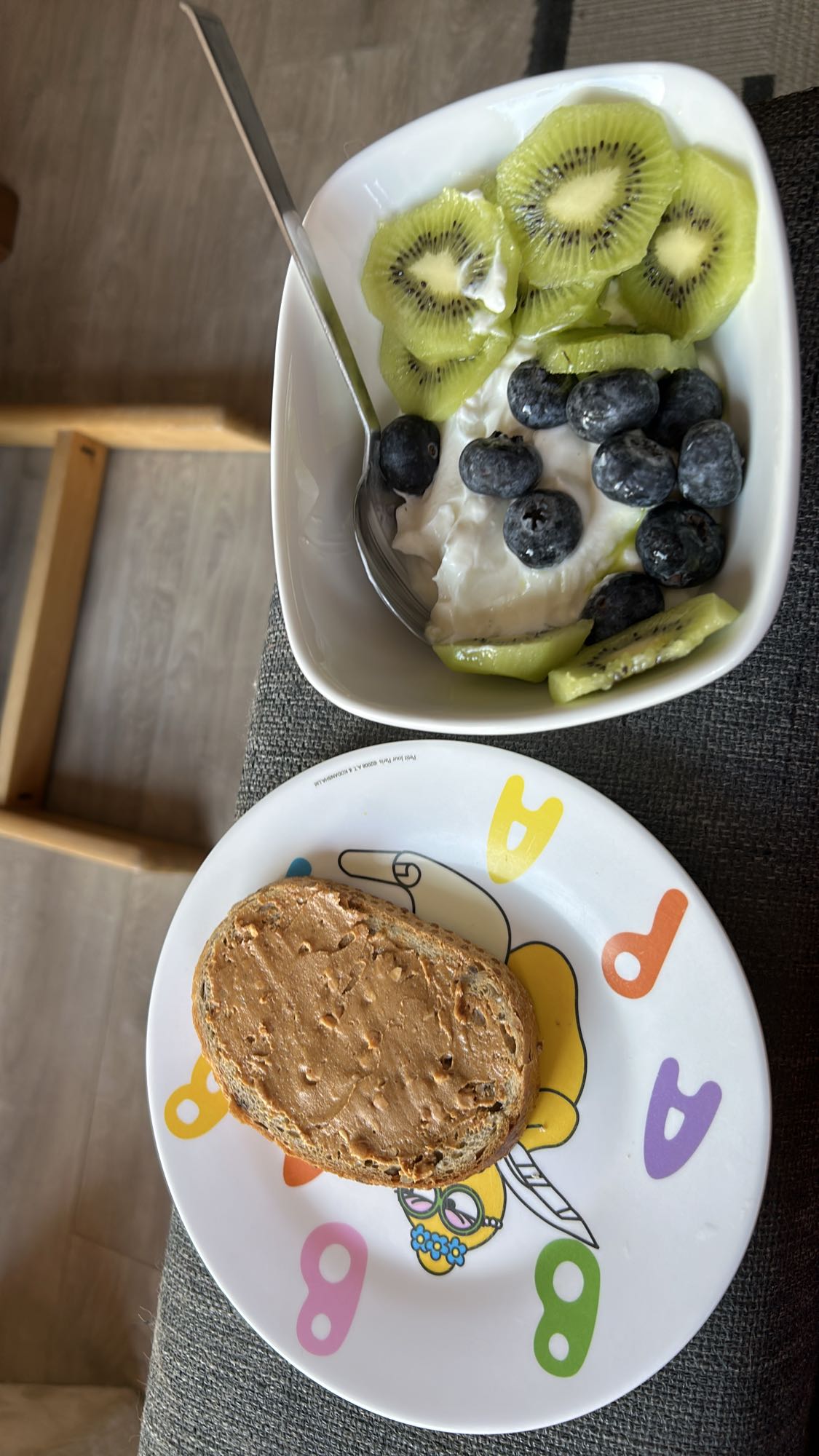 Yoghurt med frukt og brød