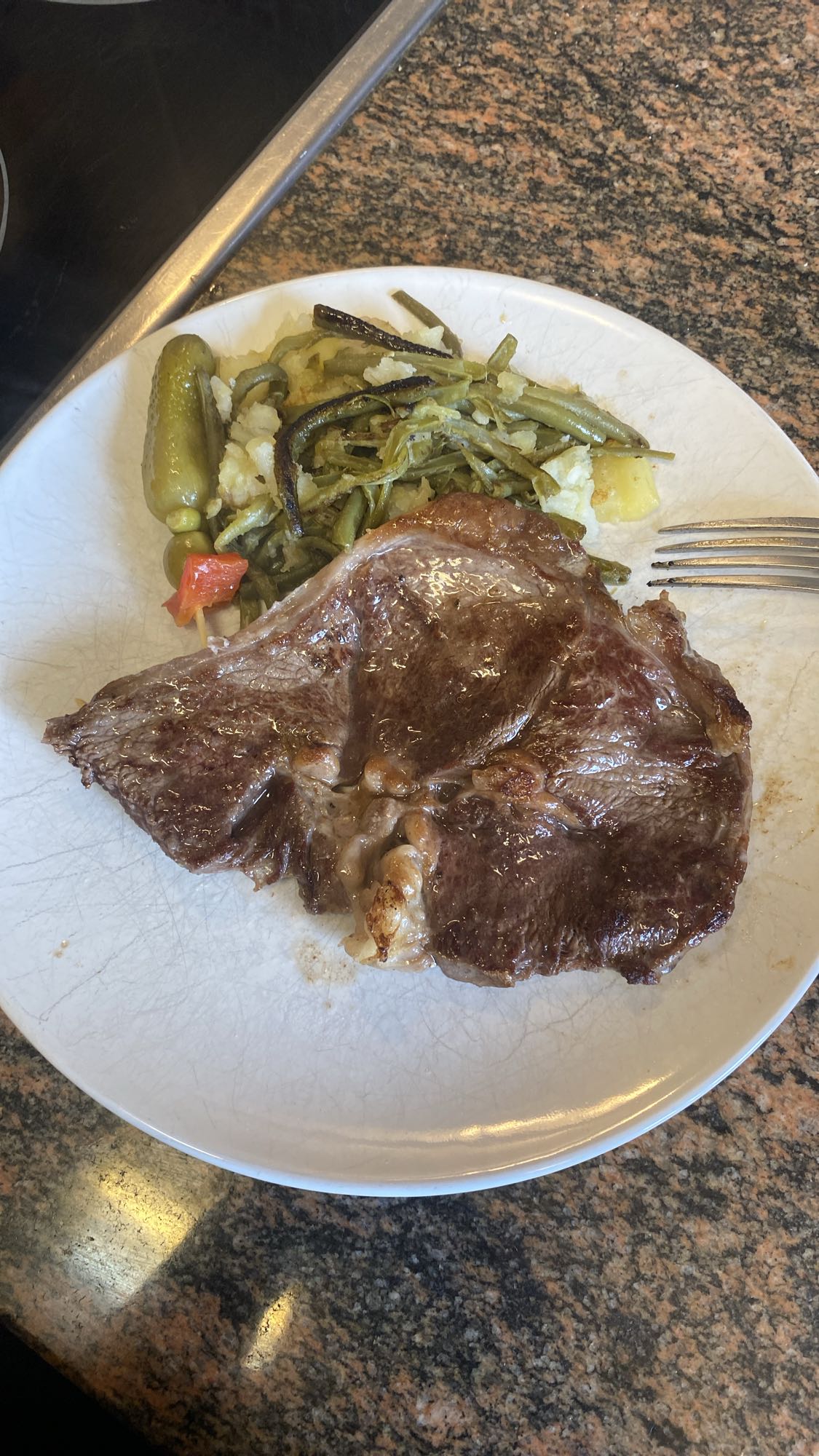 Bistec con verduras y patata