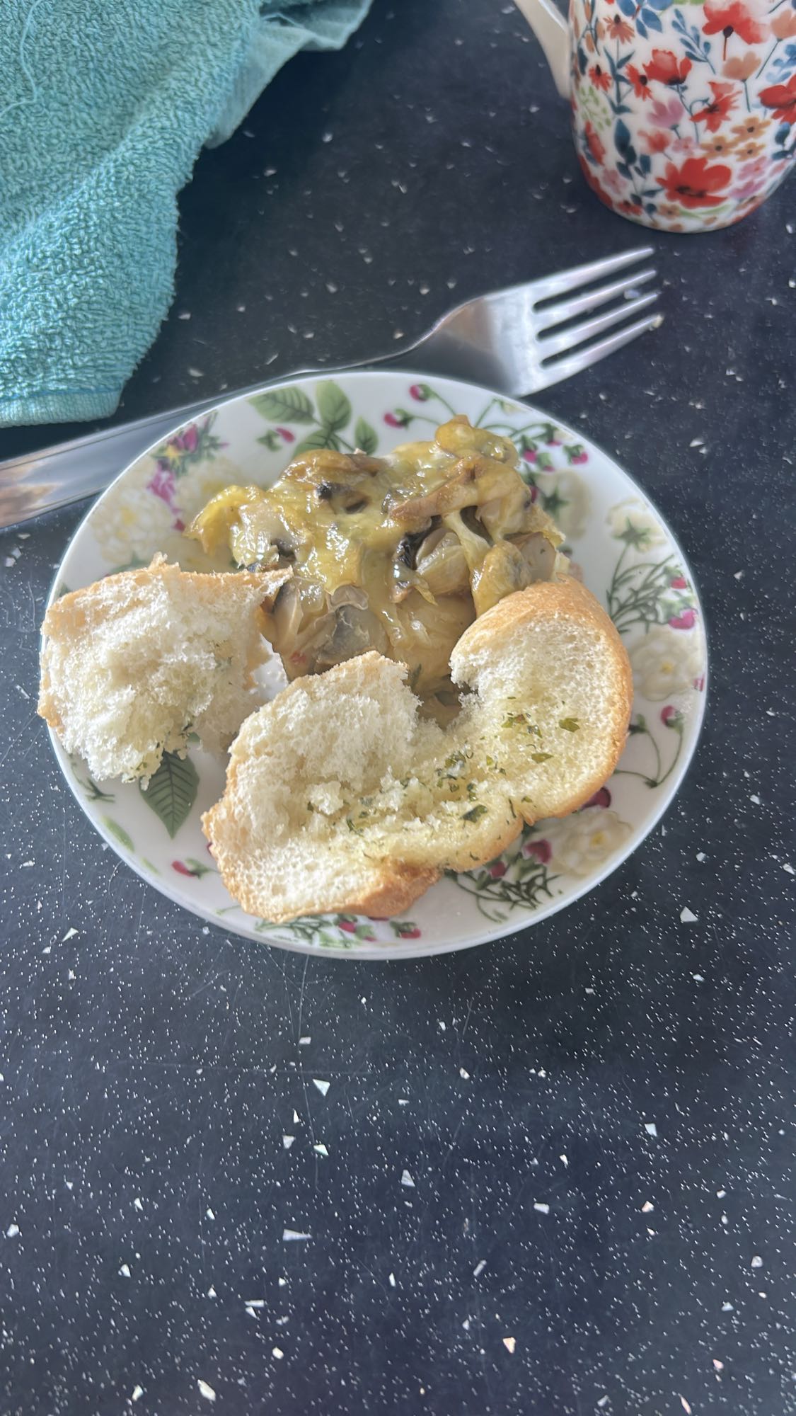 Grzanka z pieczarkami i serem