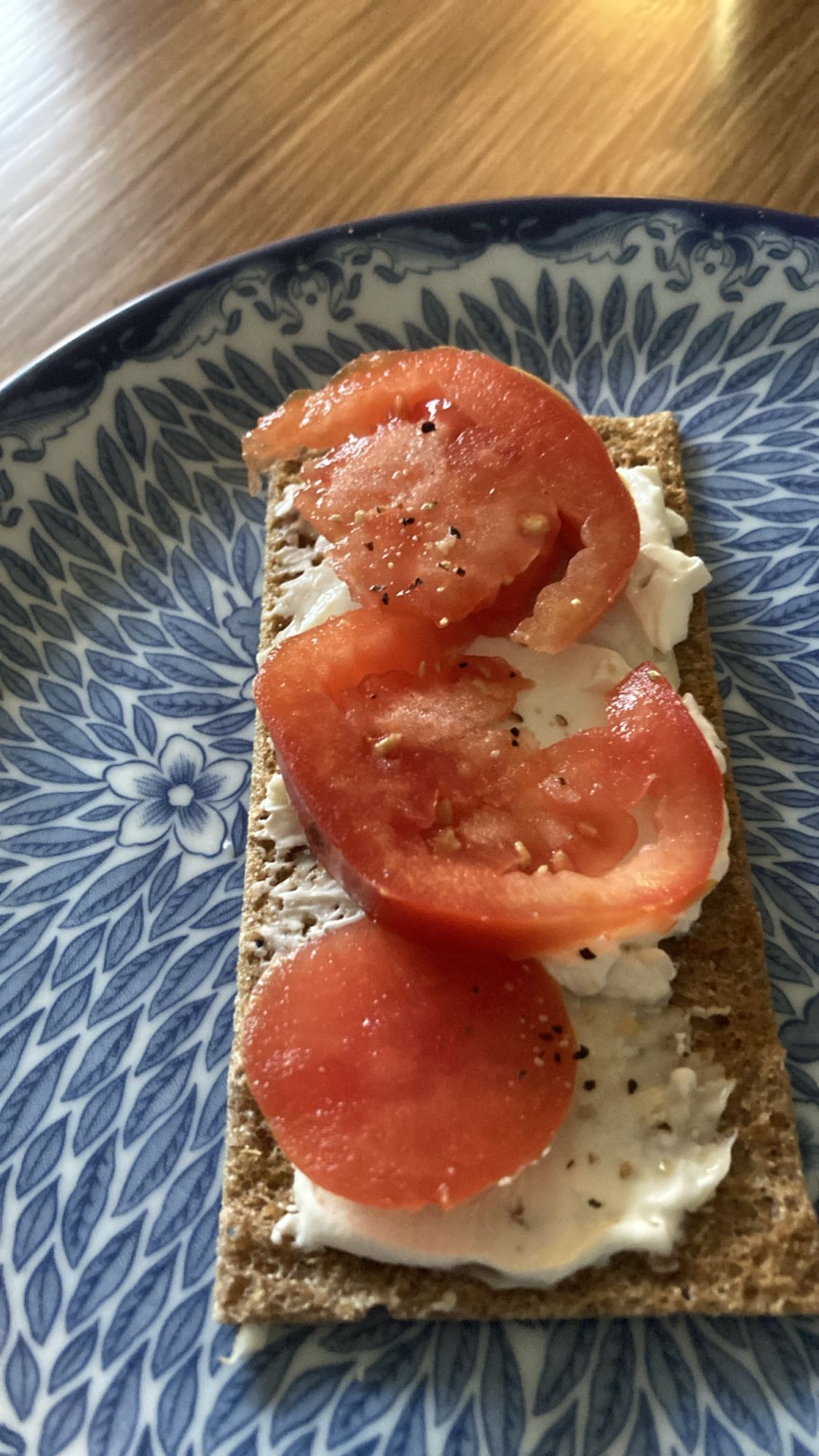 Knäckebröd med tomat