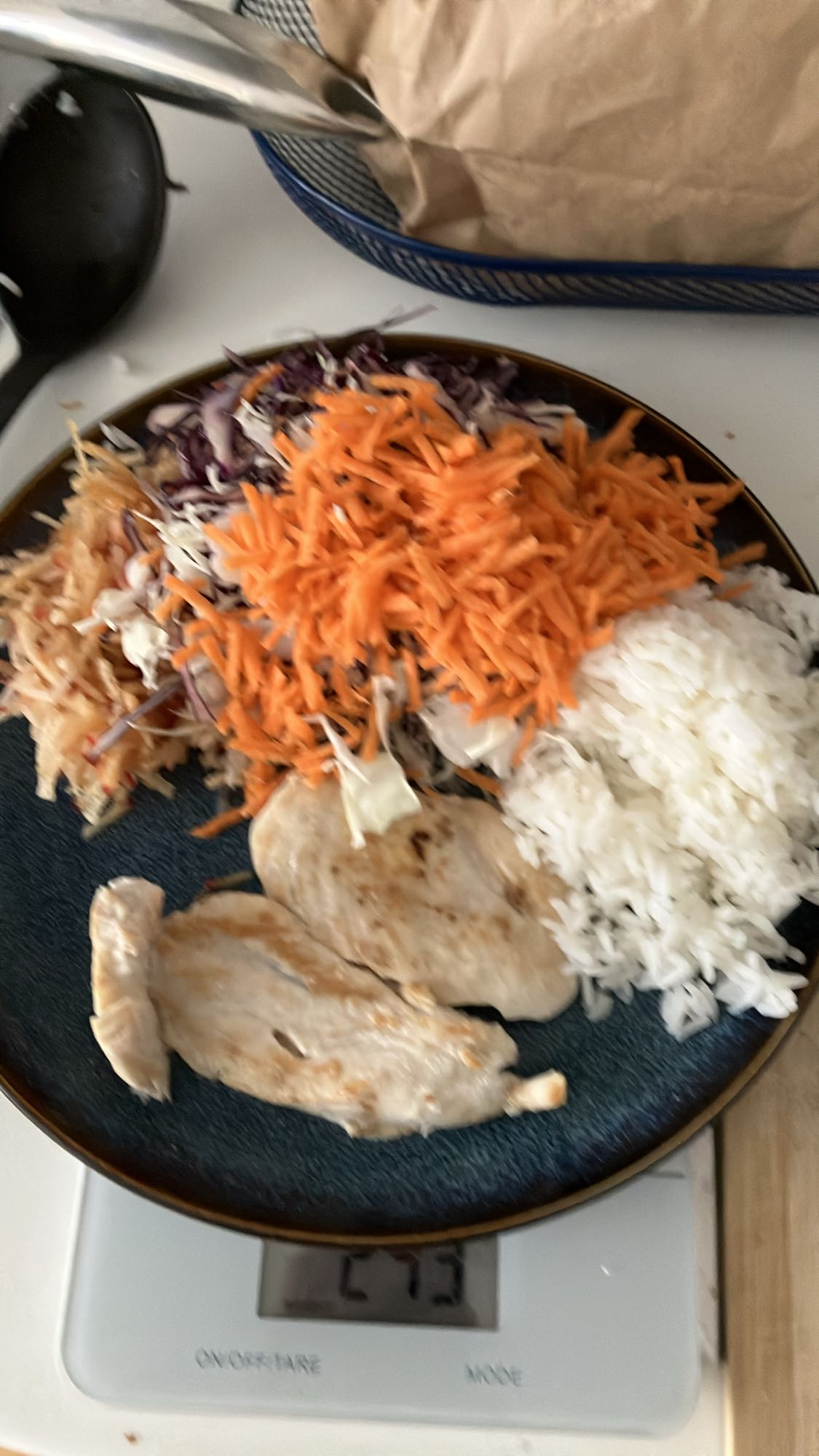 Frango com arroz e salada