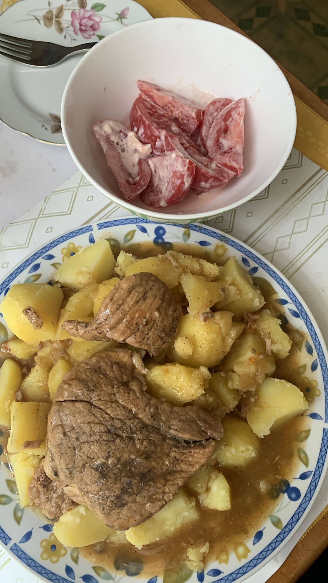 Ziemniaki z wołowiną i sałatką