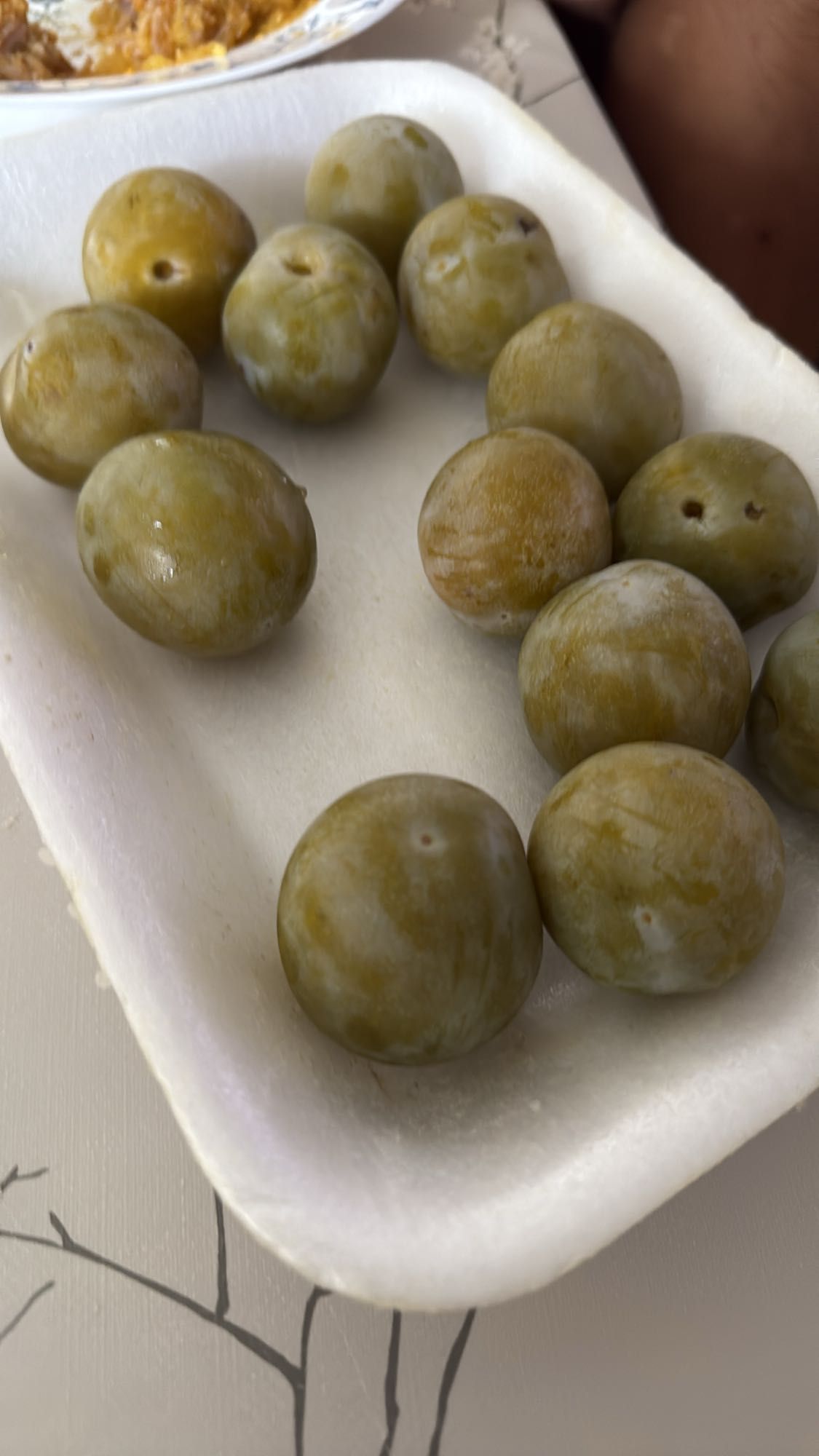 ciruelas verdes frescas