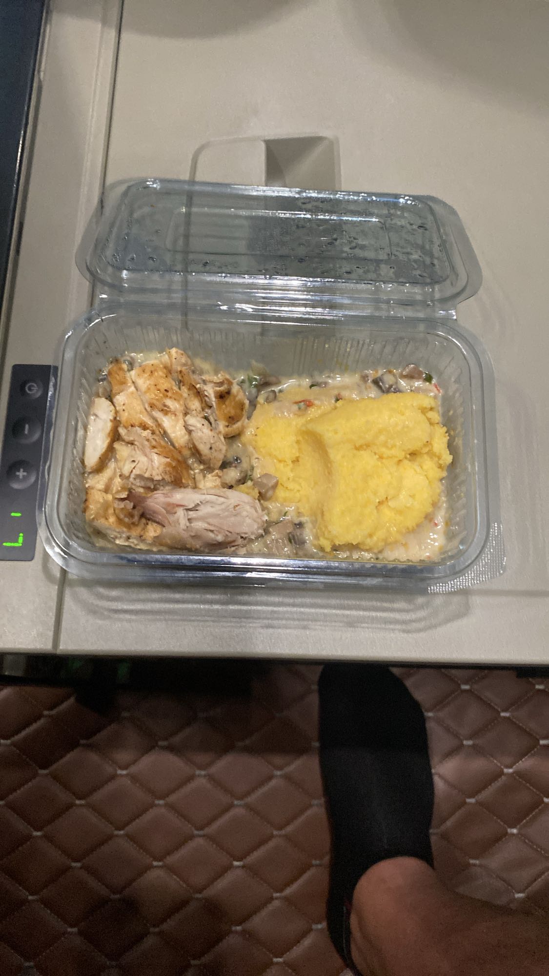 Pui cu mămăligă și sos