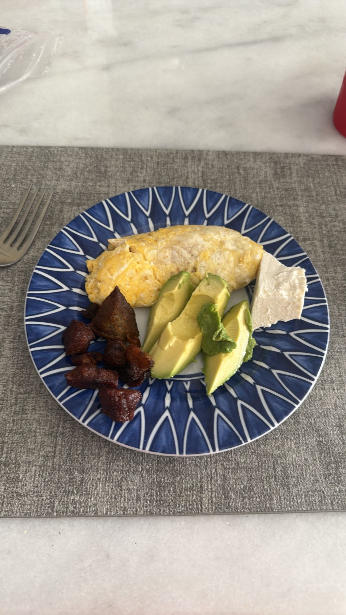 Desayuno con huevo y aguacate