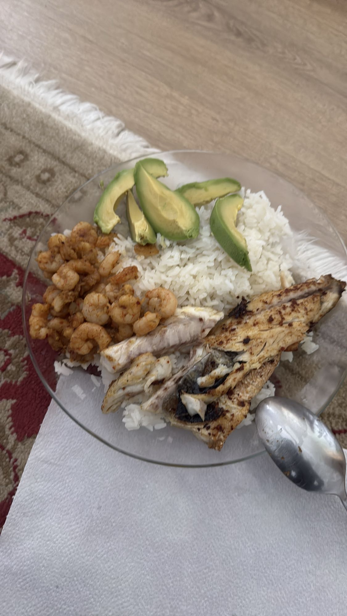 Pescado, camarón, arroz y aguacate