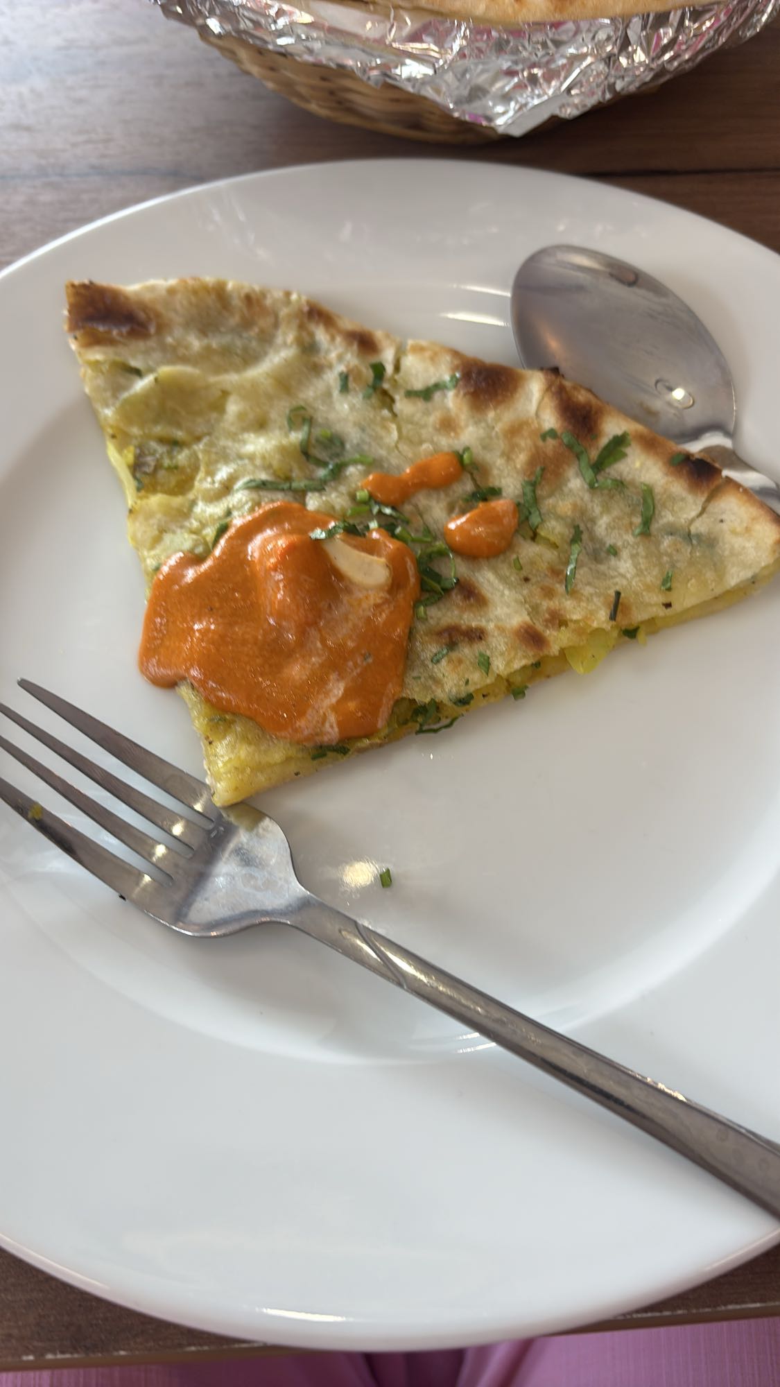 kawałek naan z sosem