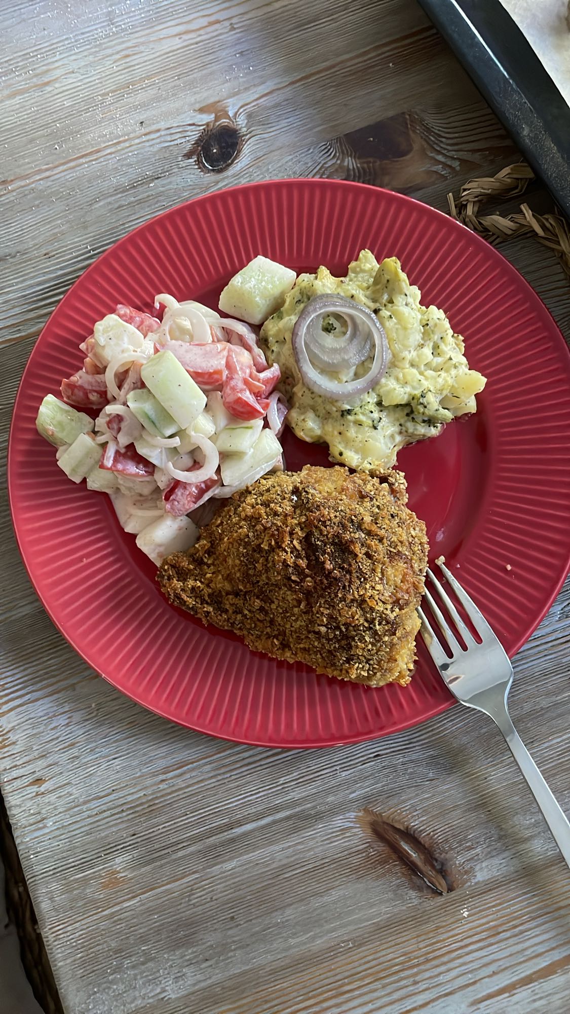 Kurczak z sałatką i zapiekanką