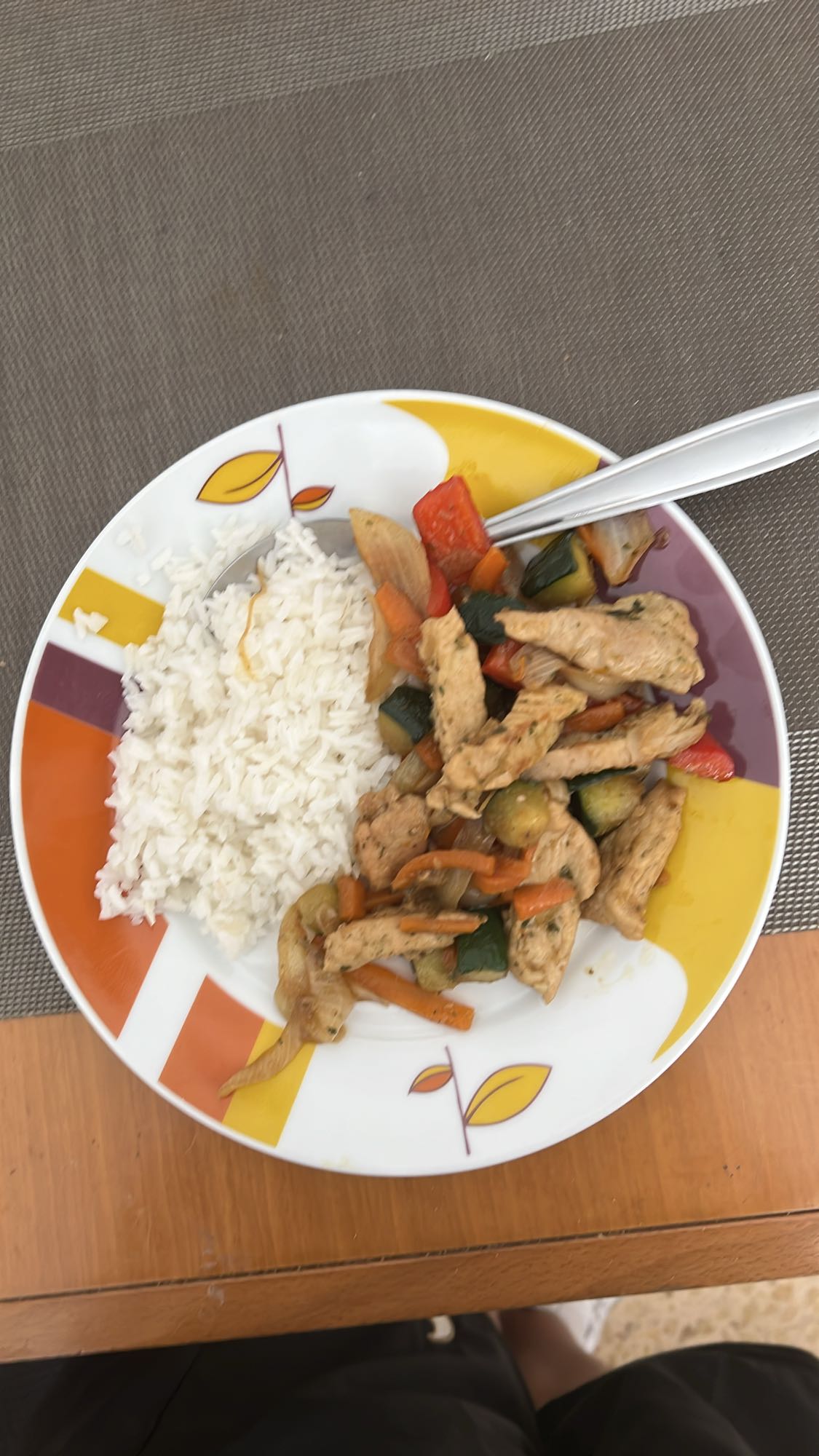 Pollo salteado con arroz