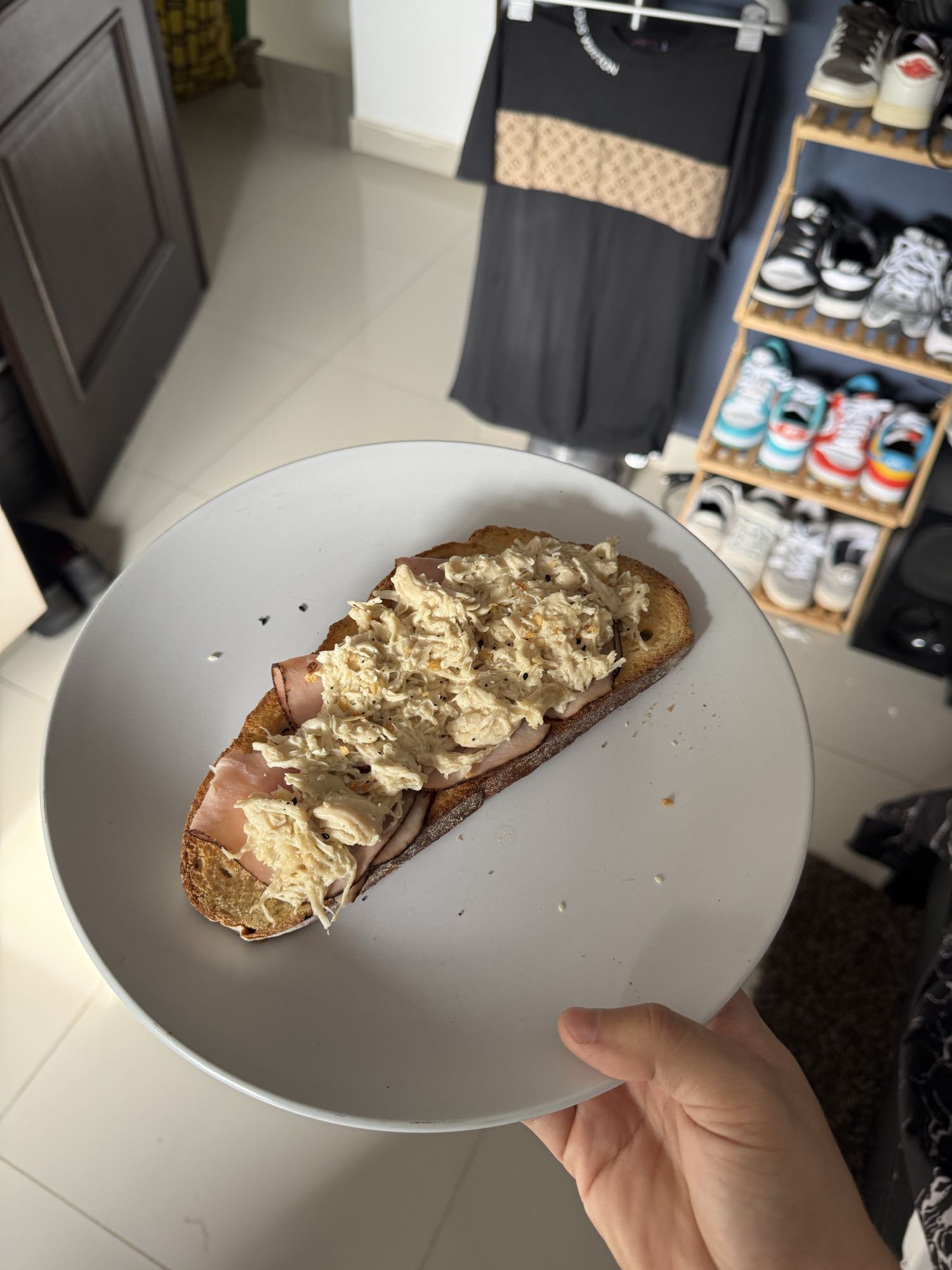 Tostada con pollo y jamón de pavo