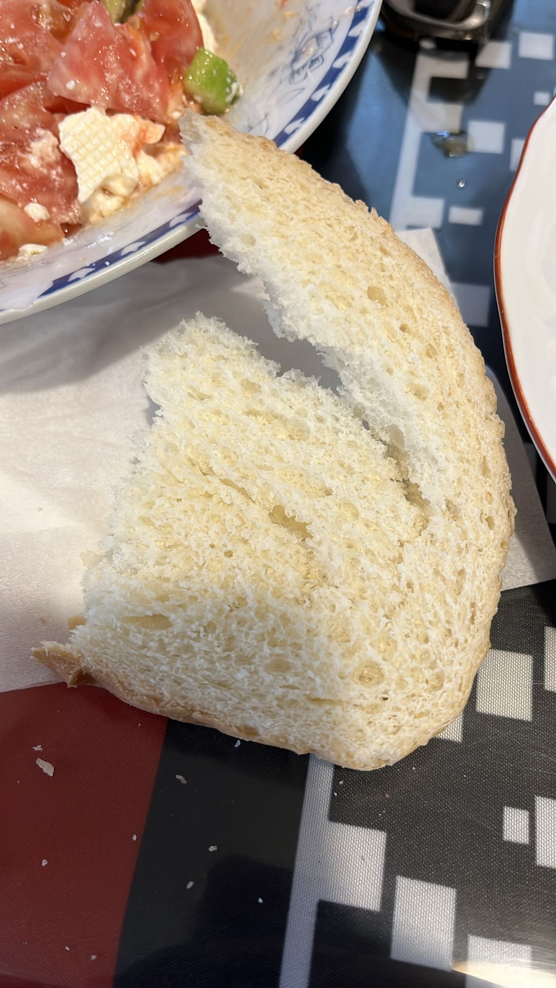 Бял хляб и шопска салата