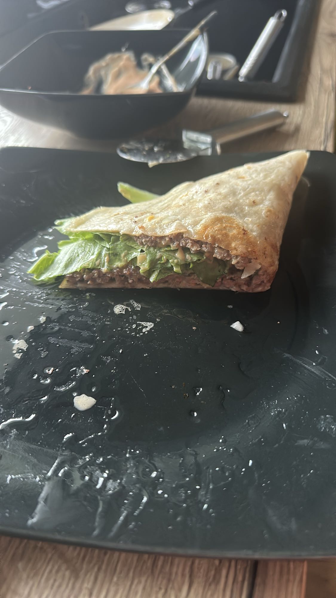 mięso w tortilli z sałatą