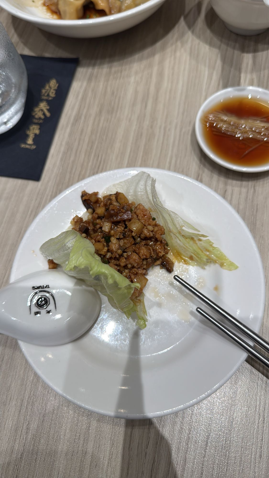 салат в листьях салата