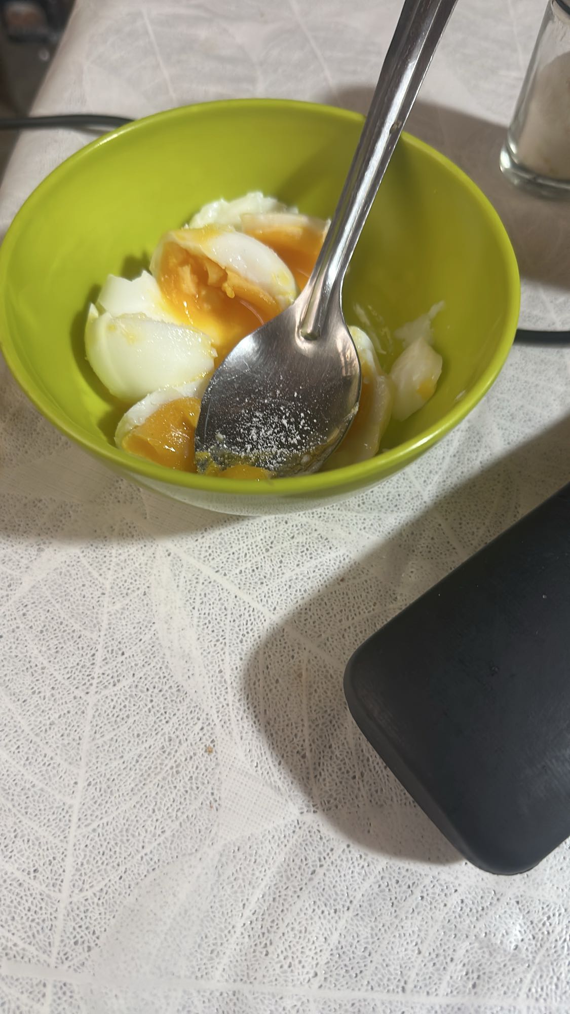 huevo cocido con sal