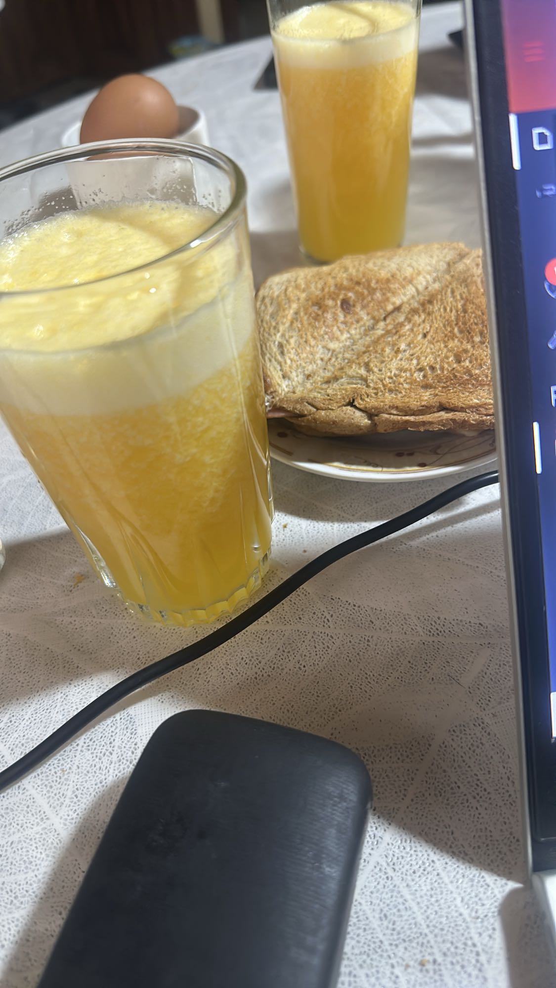 Desayuno con jugo y huevo