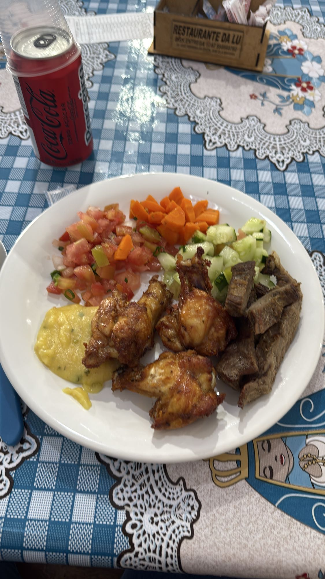 Frango, carne e legumes