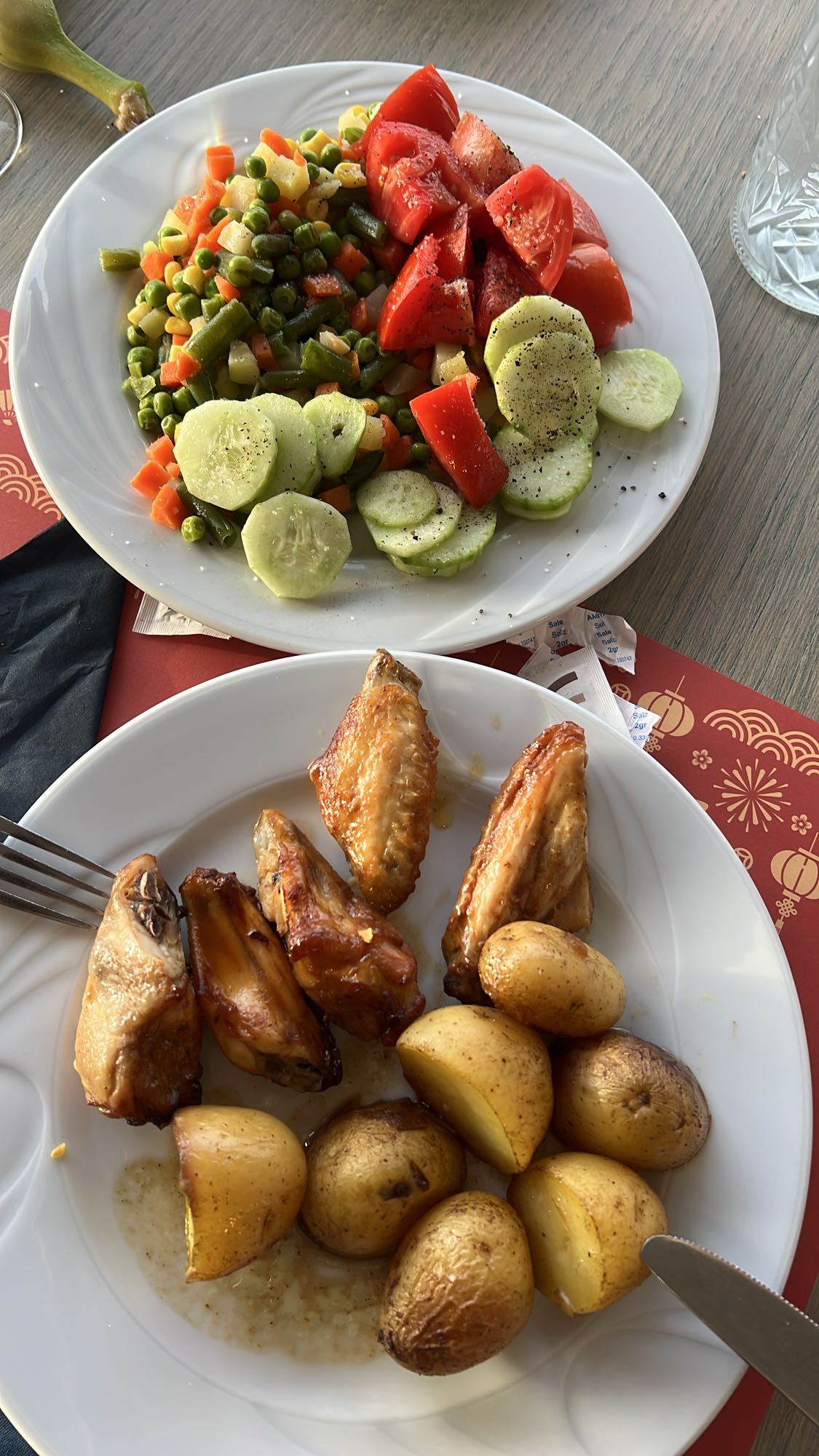 Kurczak z ziemniakami i sałatką