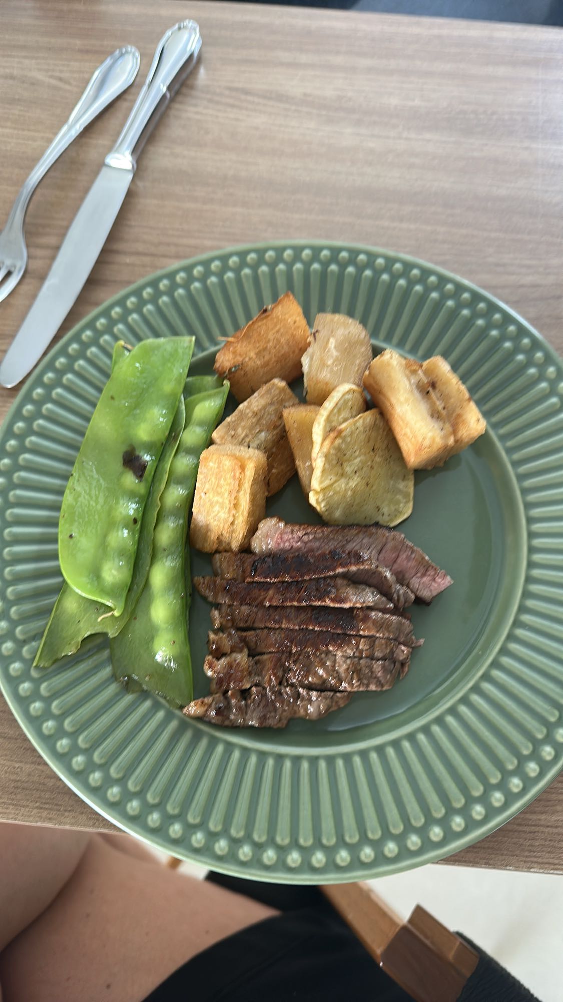 Carne, vagem e mandioca