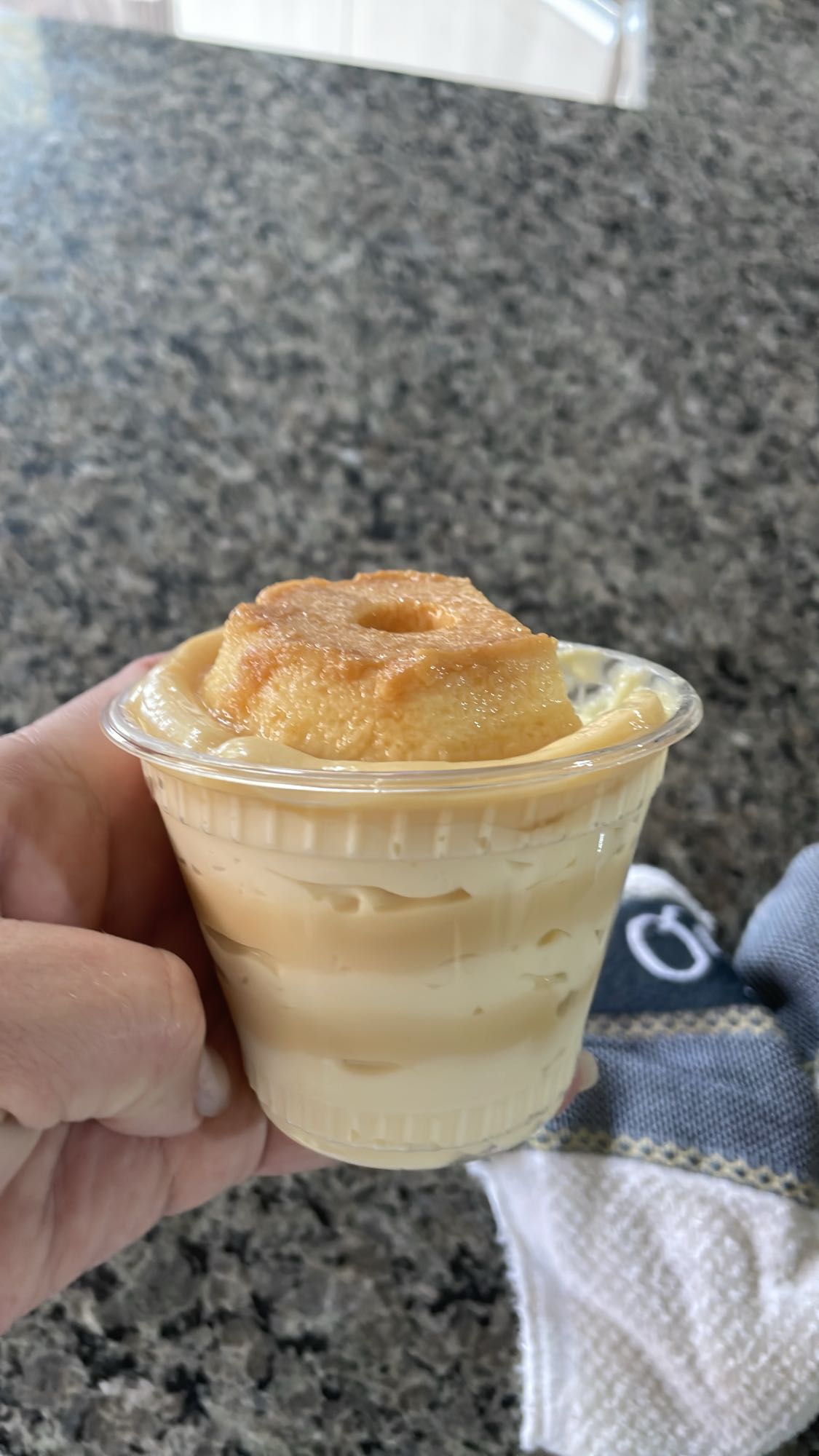 Pudim de leite no copo