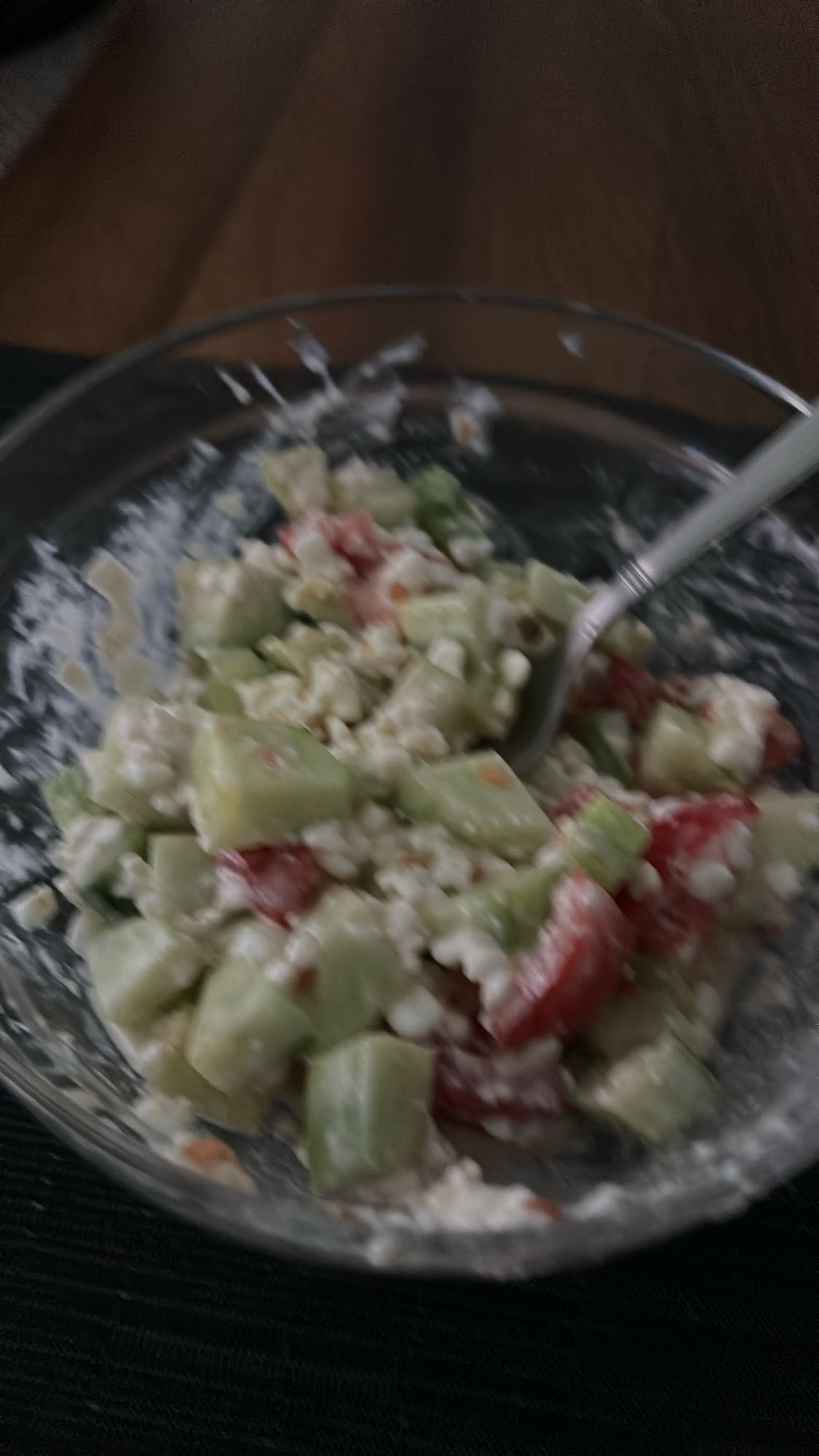 Komkommer-tomat cottage cheese salade