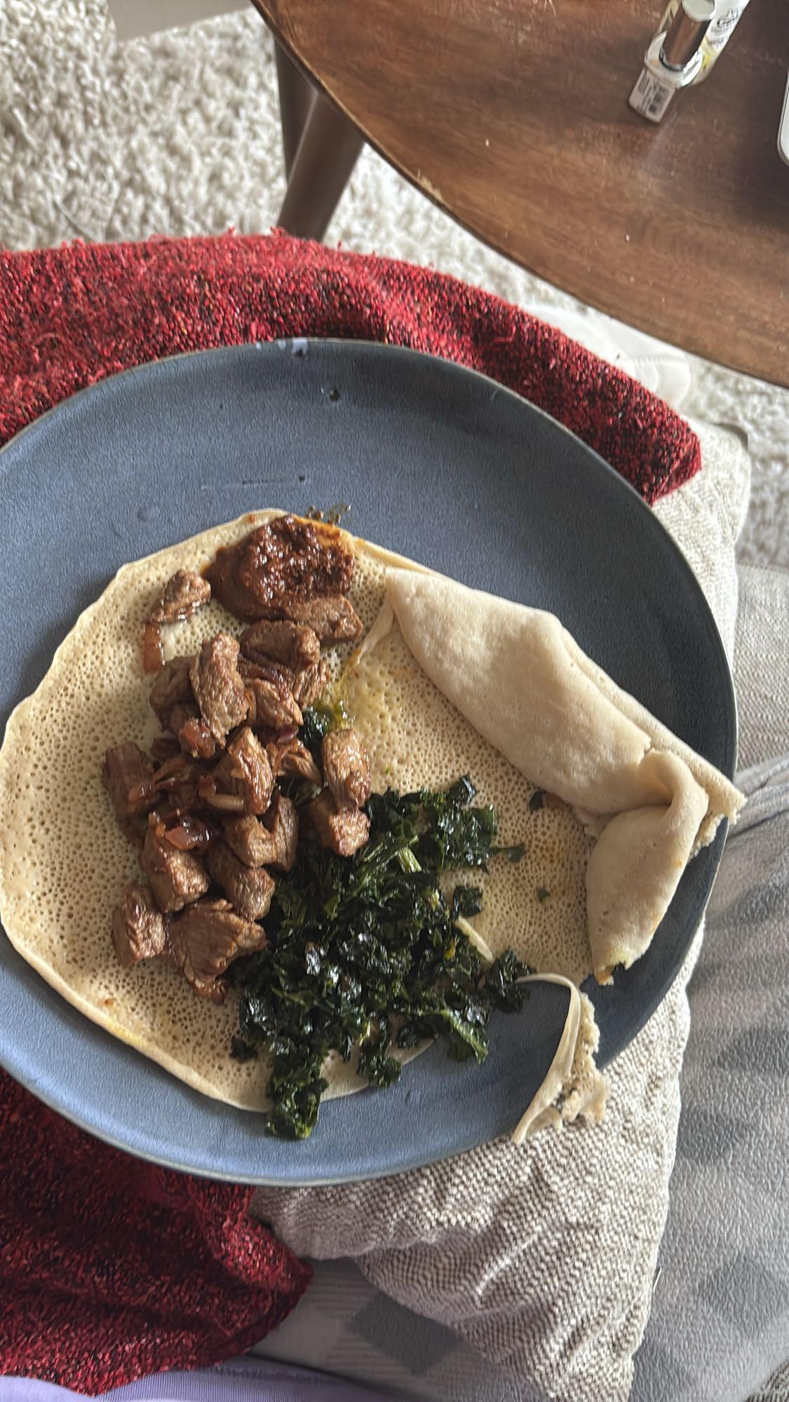 Injera med kött och grönkål