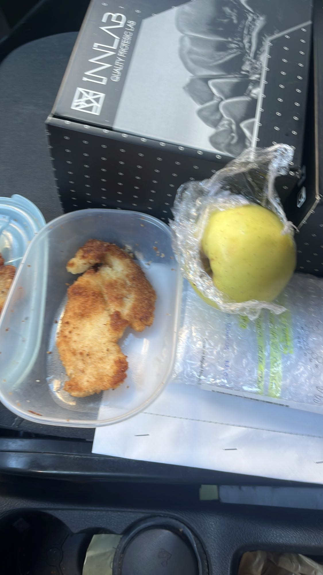 pollo empanizado y manzana