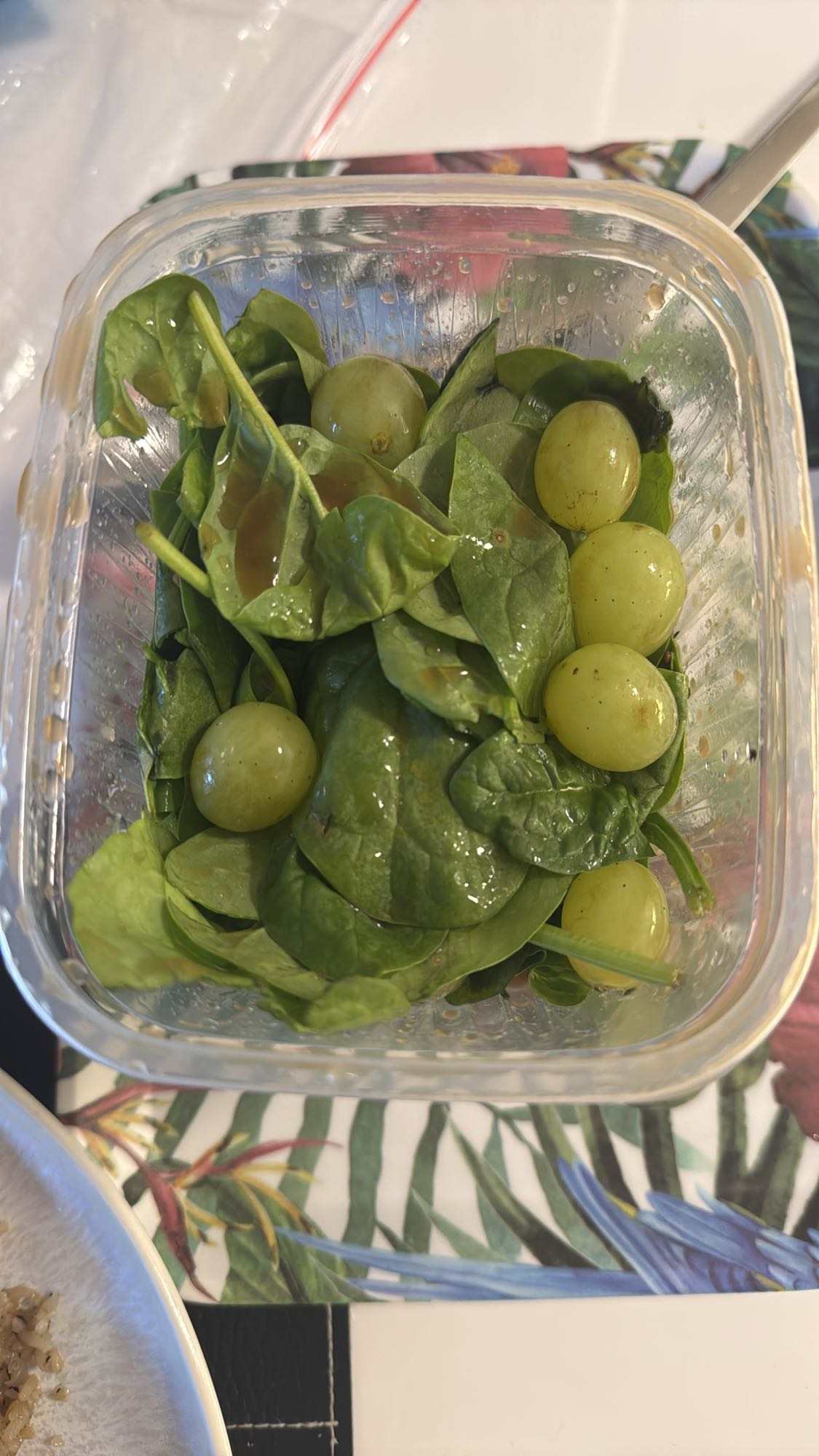 Spenat- och druvsallad