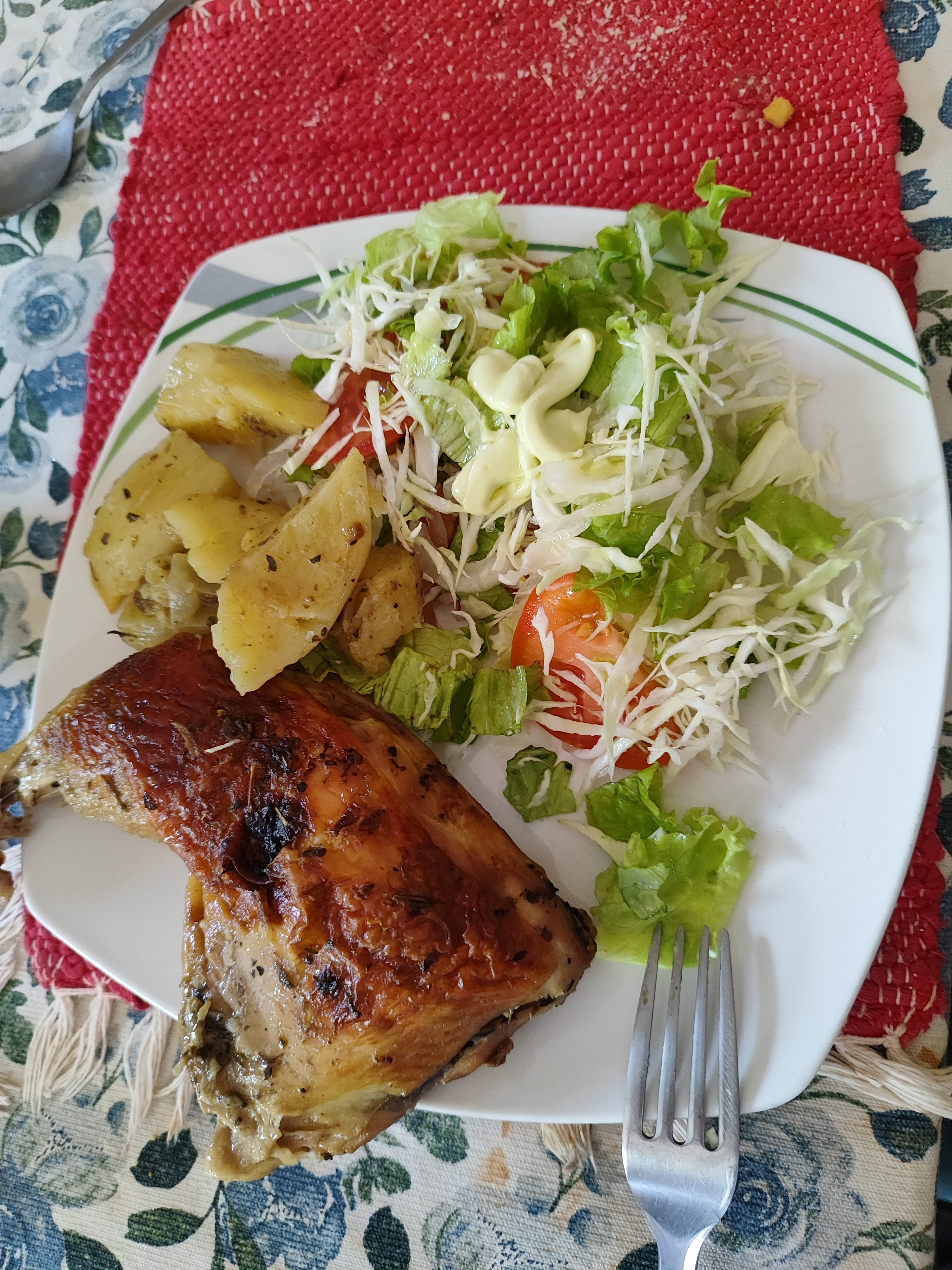 Pollo con papas y ensalada