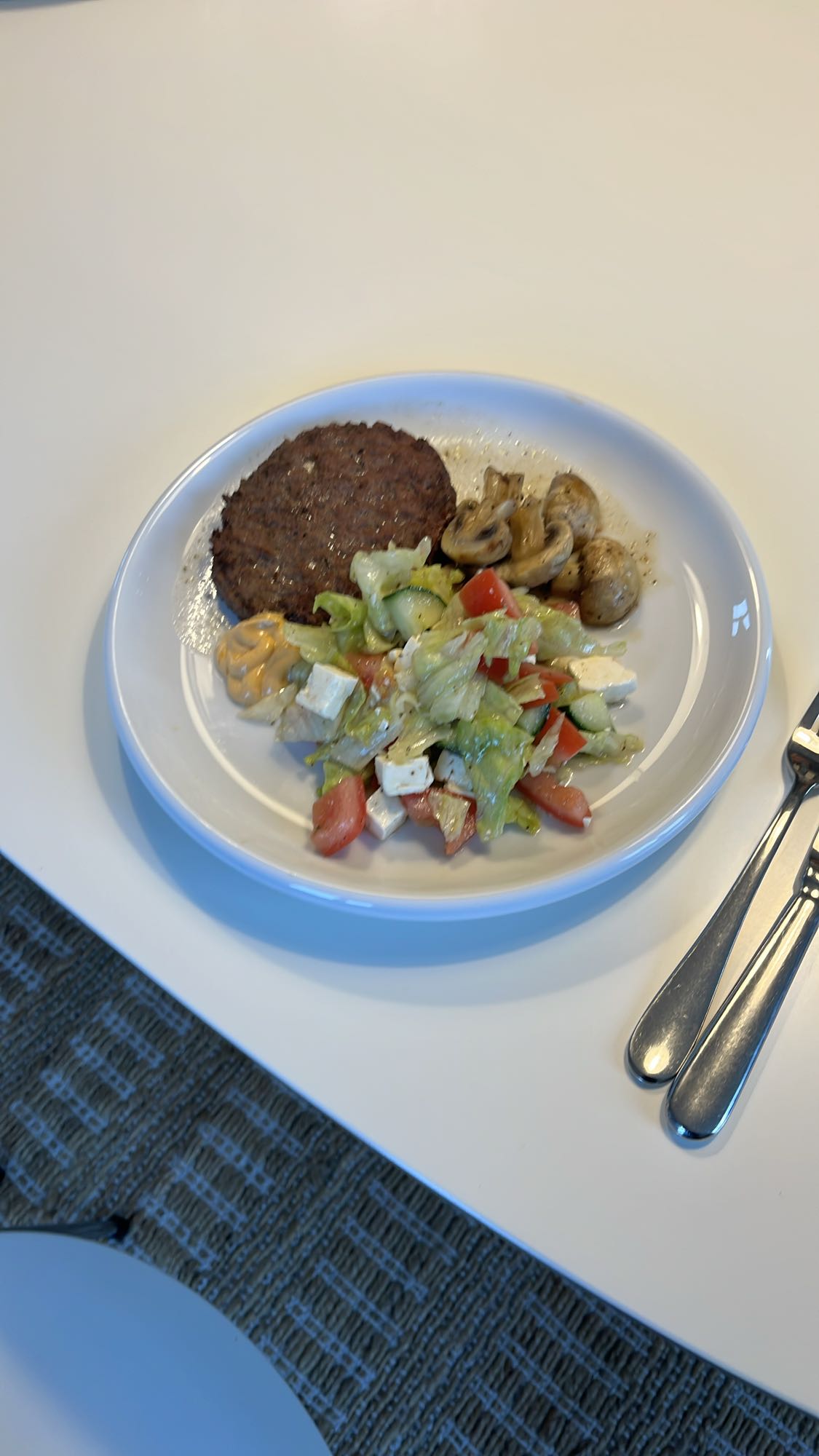 Biff med sallad och svamp