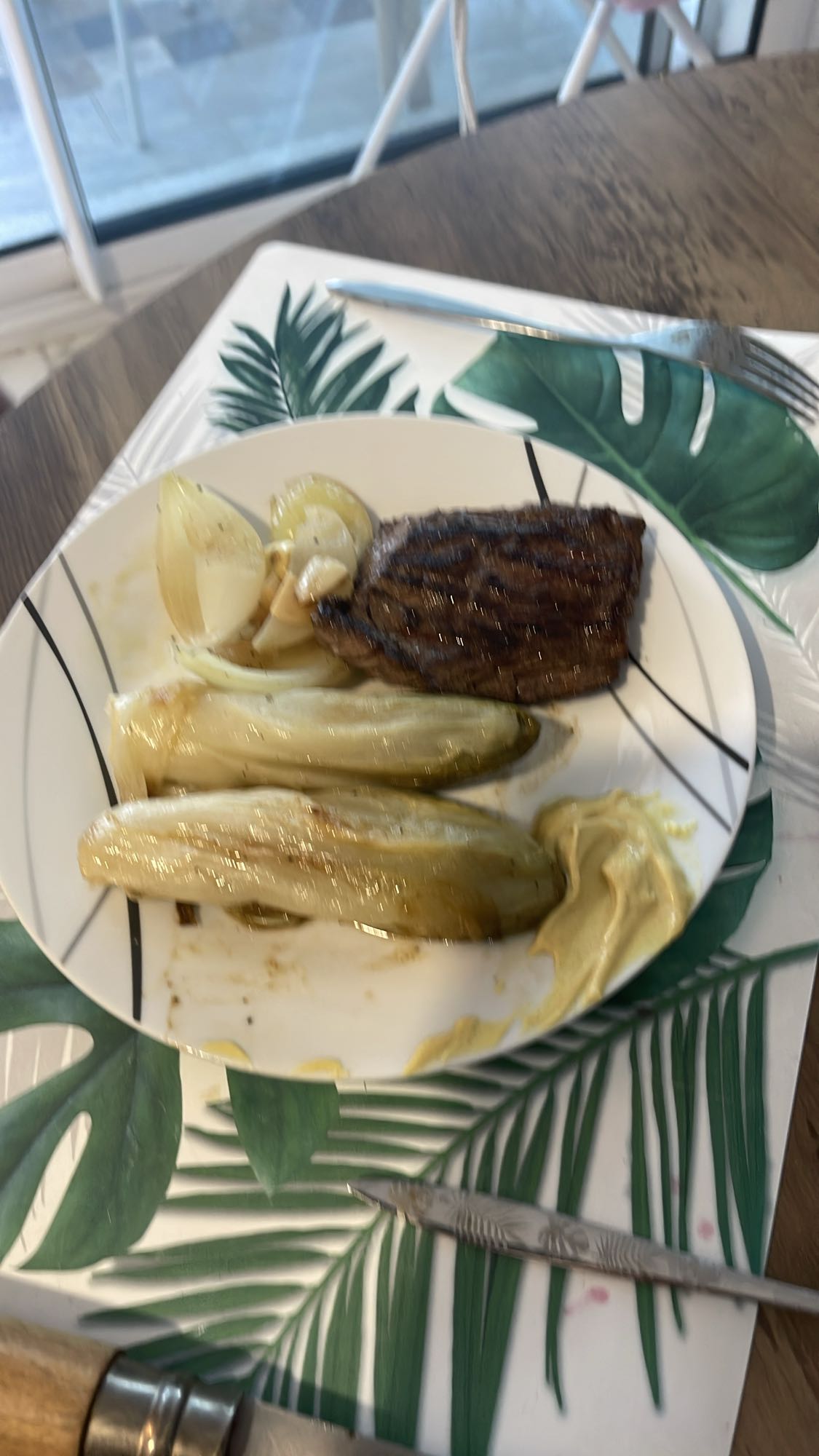 Steak, endives et moutarde