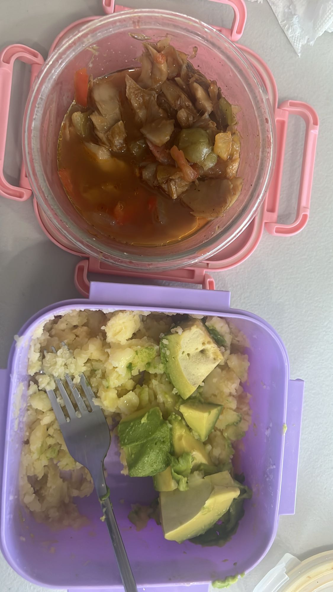 Guiso con puré y aguacate