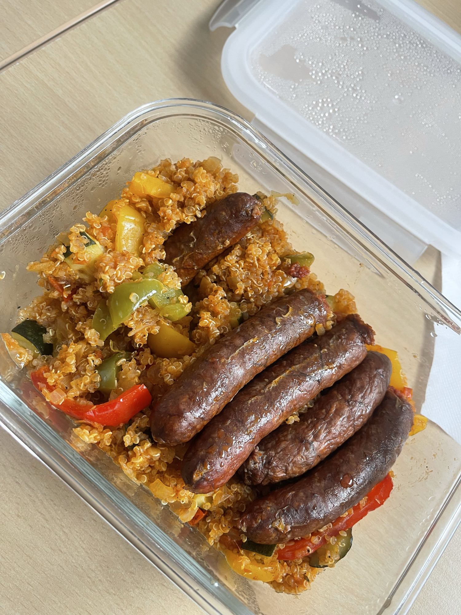 Saucisses et quinoa légumes