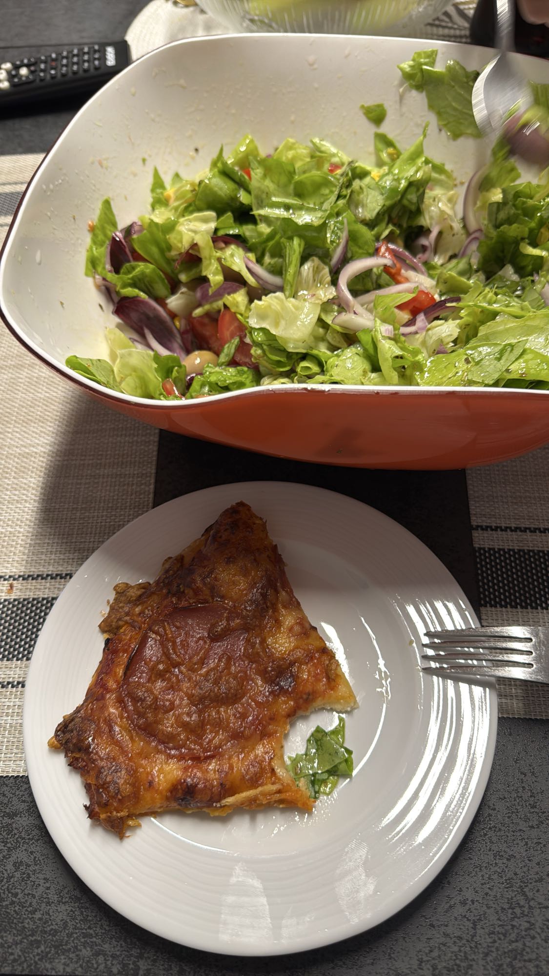 Pizza mit gemischtem Salat