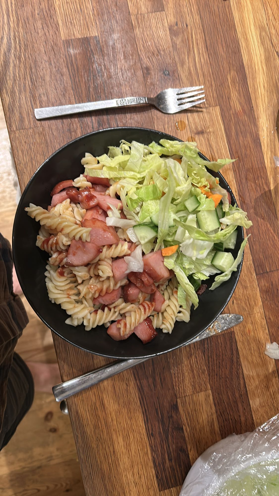 Pasta med korv och sallad