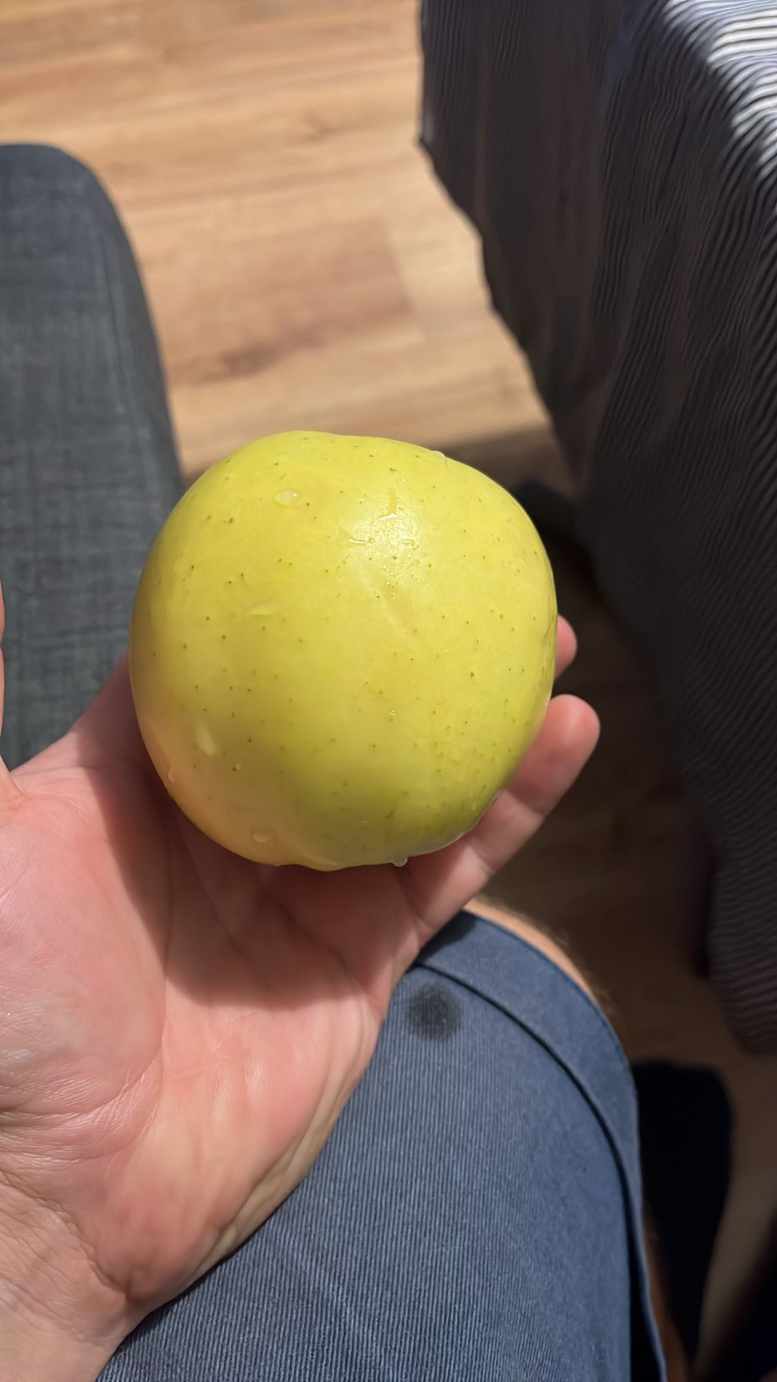 Зелена ябълка