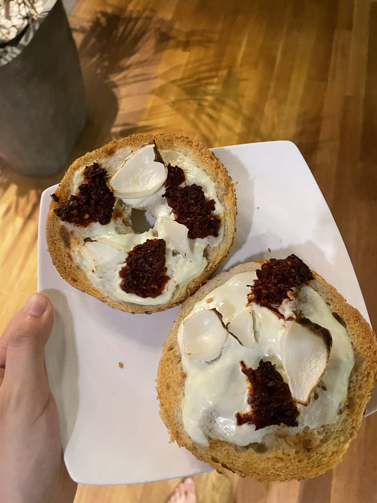 Bułka z jogurtem i chorizo